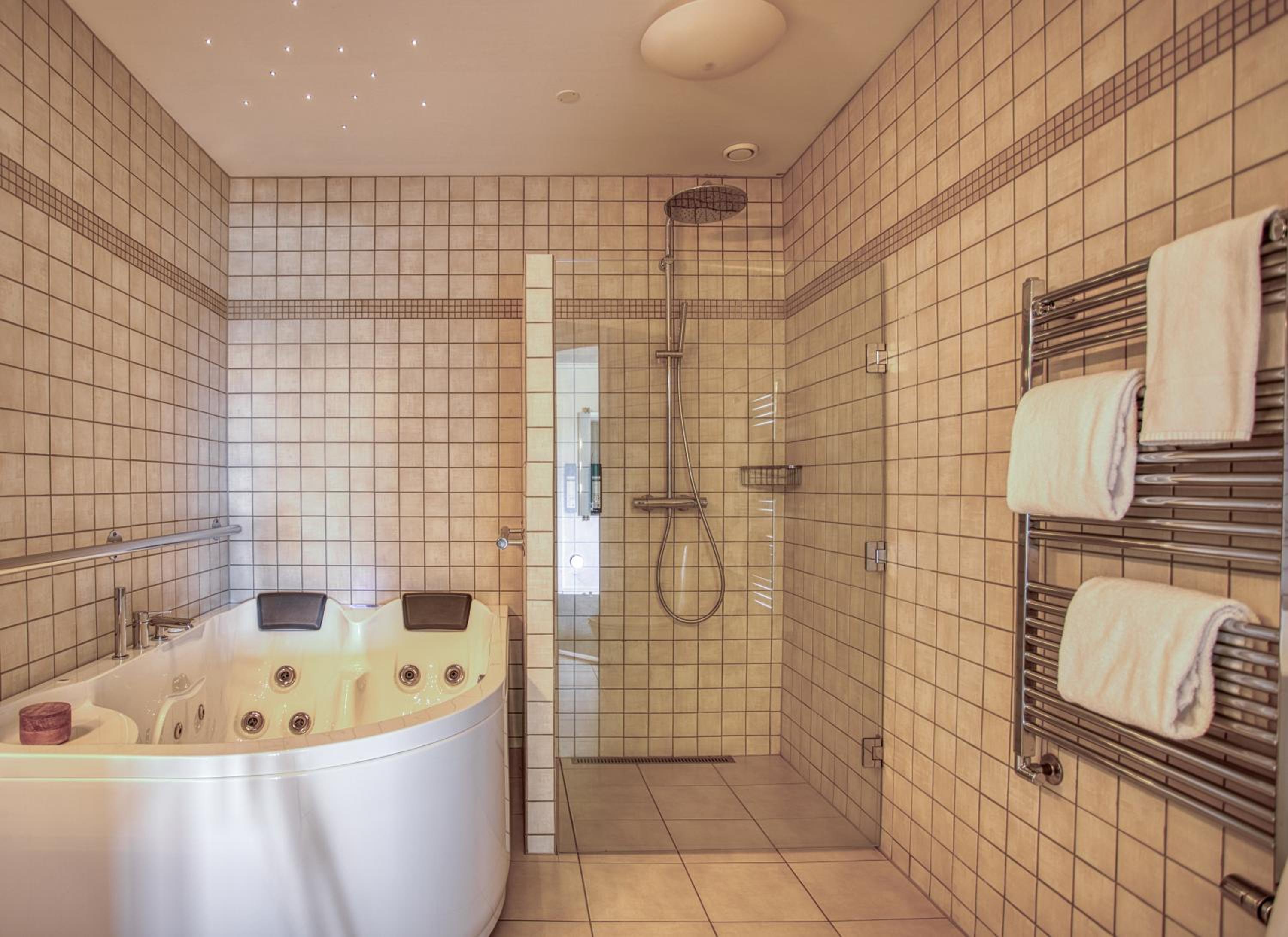 Suite with Spa Bath - Photo 2