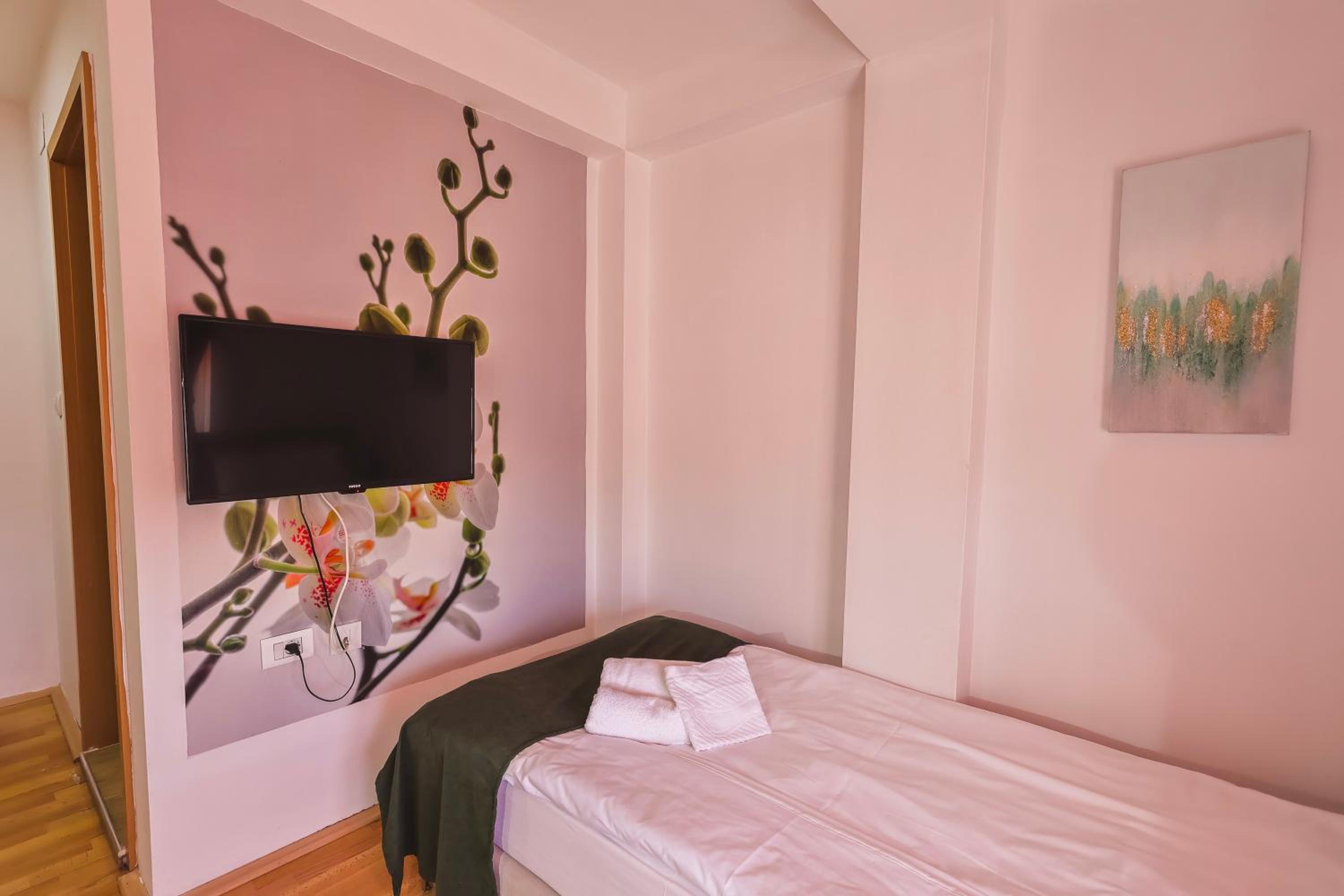 Small Single Room photo 3