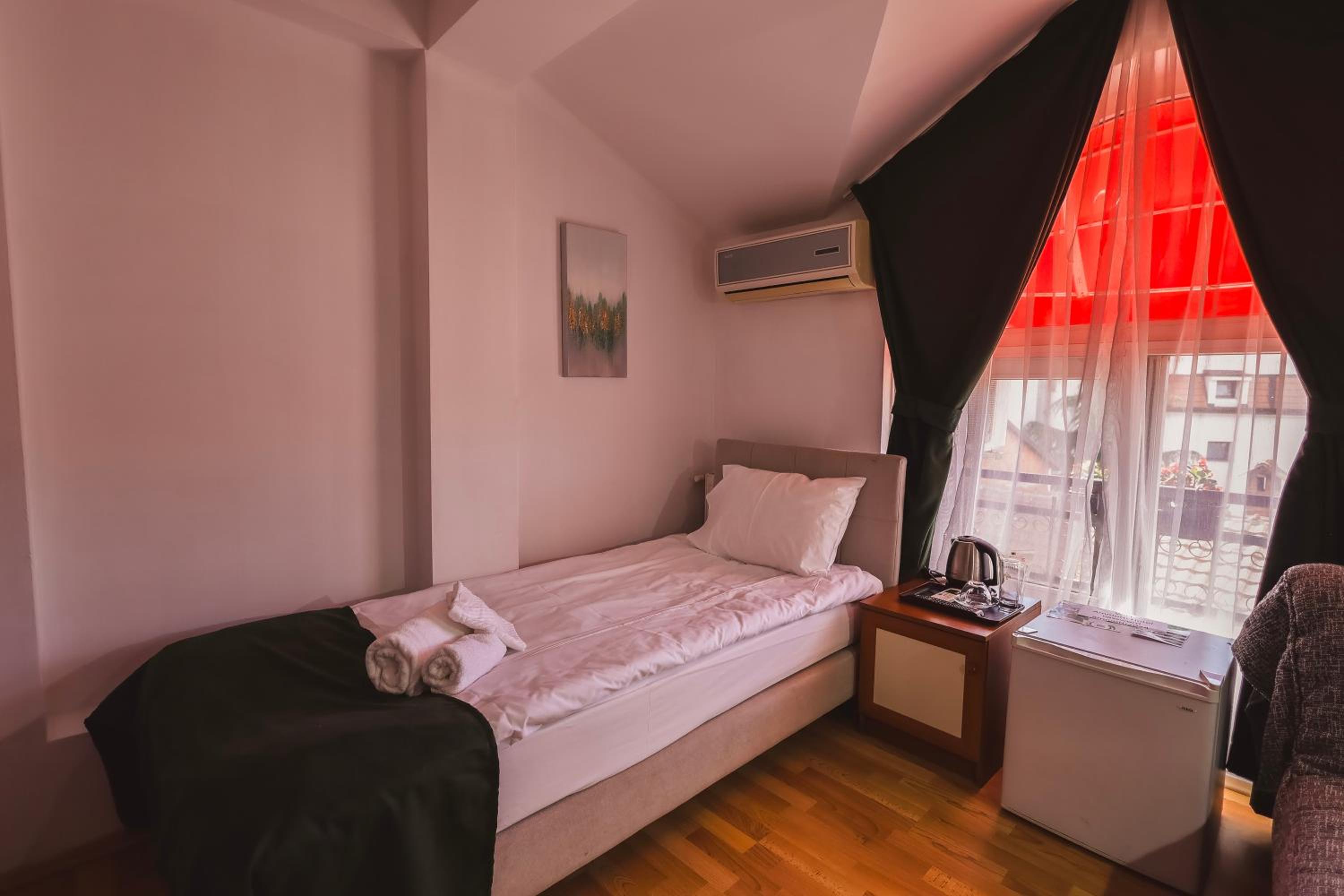 Small Single Room photo 2