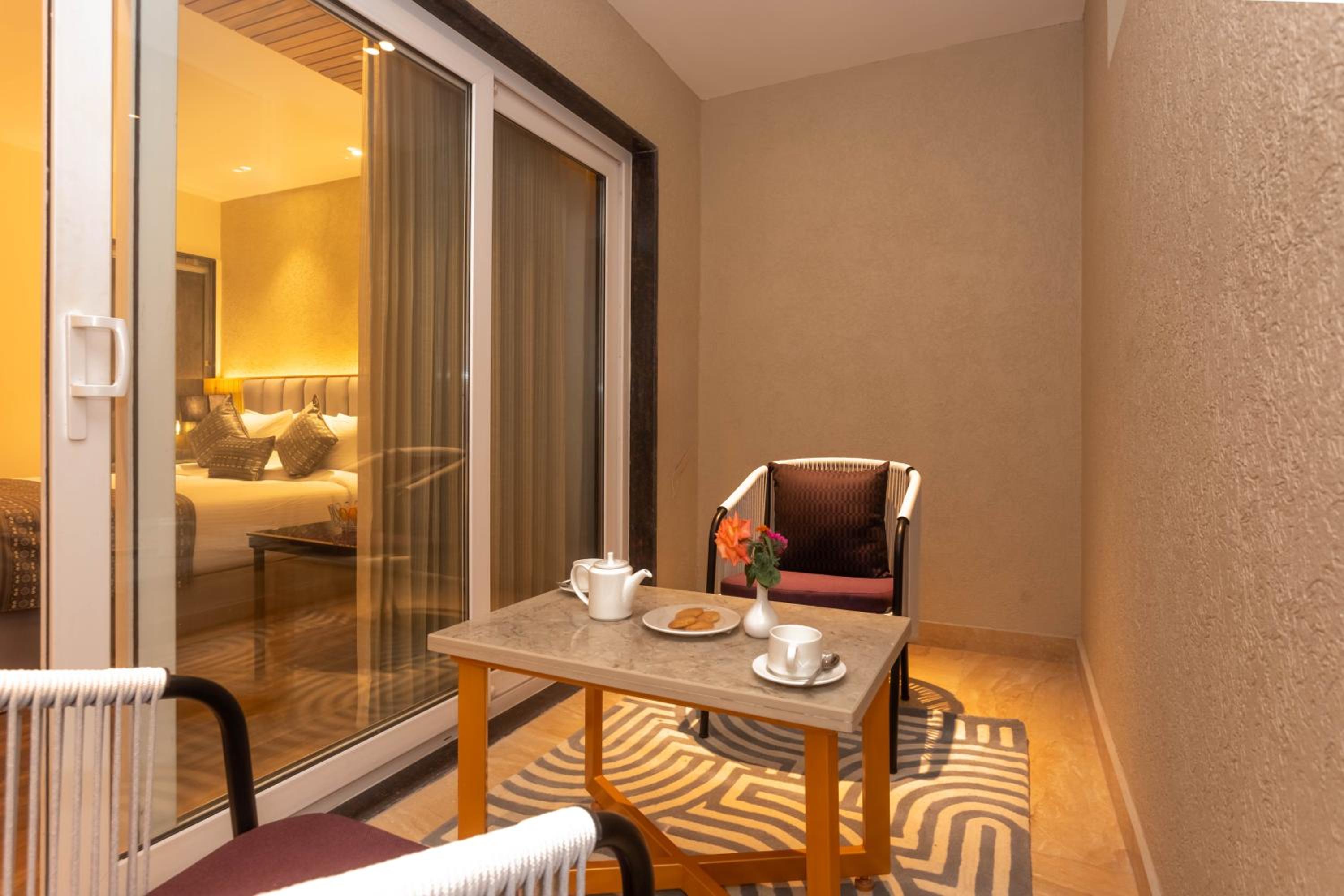 Deluxe Room (No View) - Photo 7