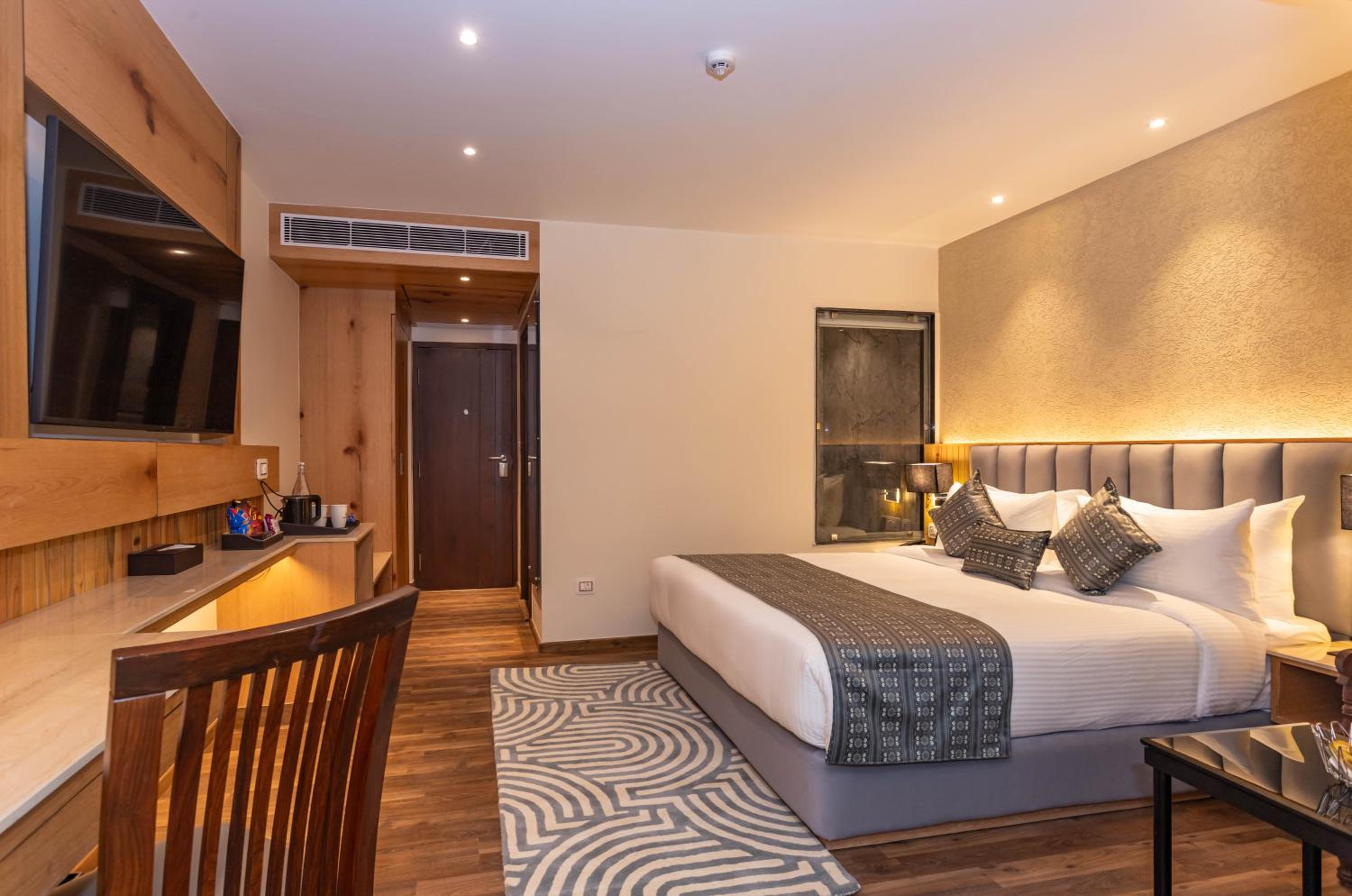 Deluxe Room (No View) - Photo 1