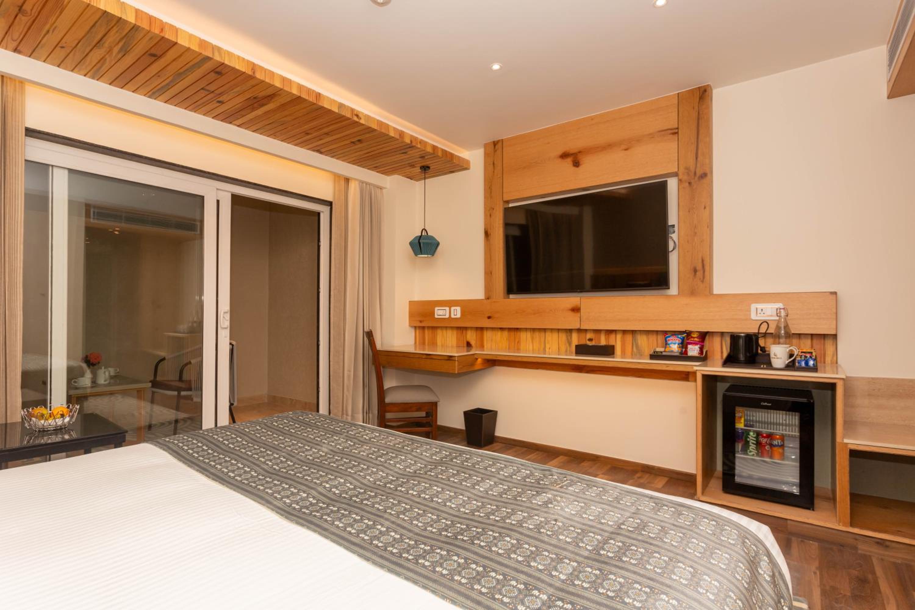 Deluxe Room (No View) - Photo 6