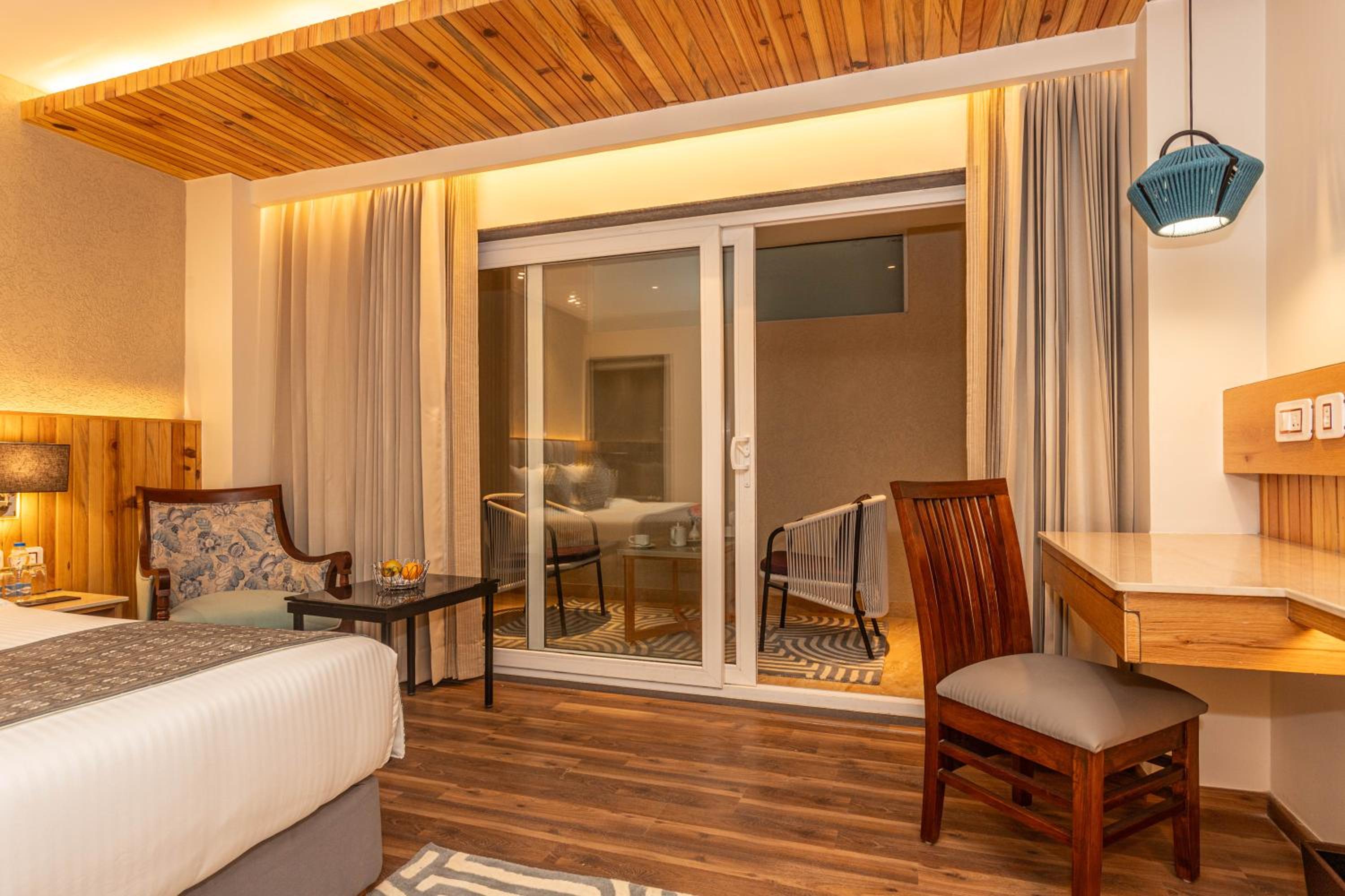Deluxe Room (No View) - Photo 8