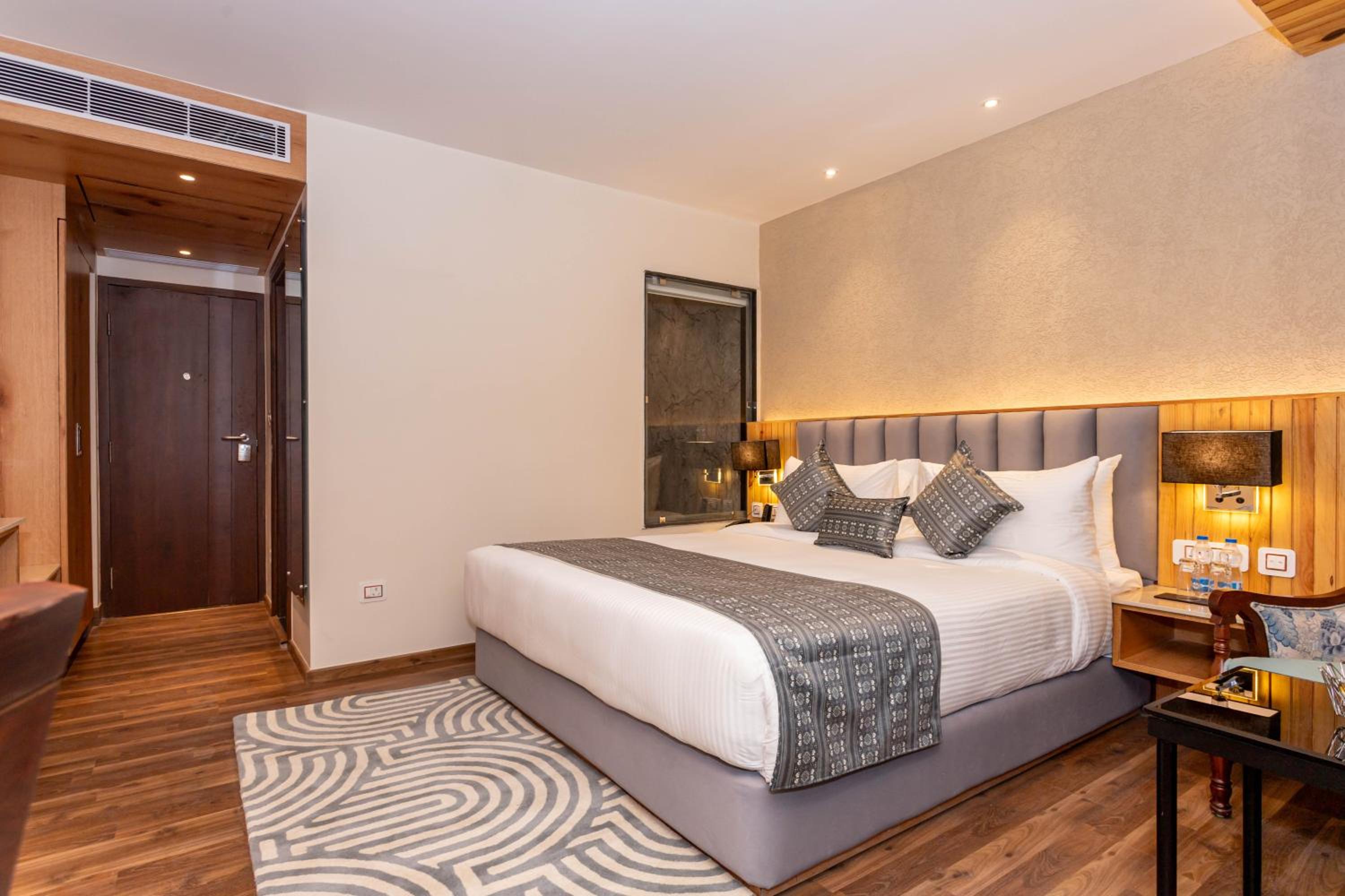 Deluxe Room (No View) - Photo 4