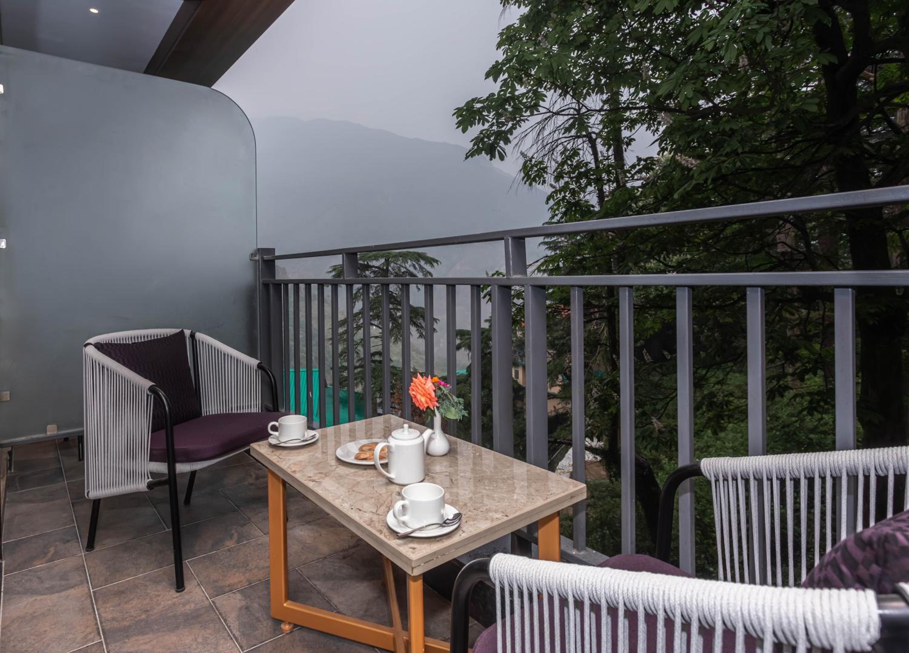 Superior Room with Balcony - Photo 16