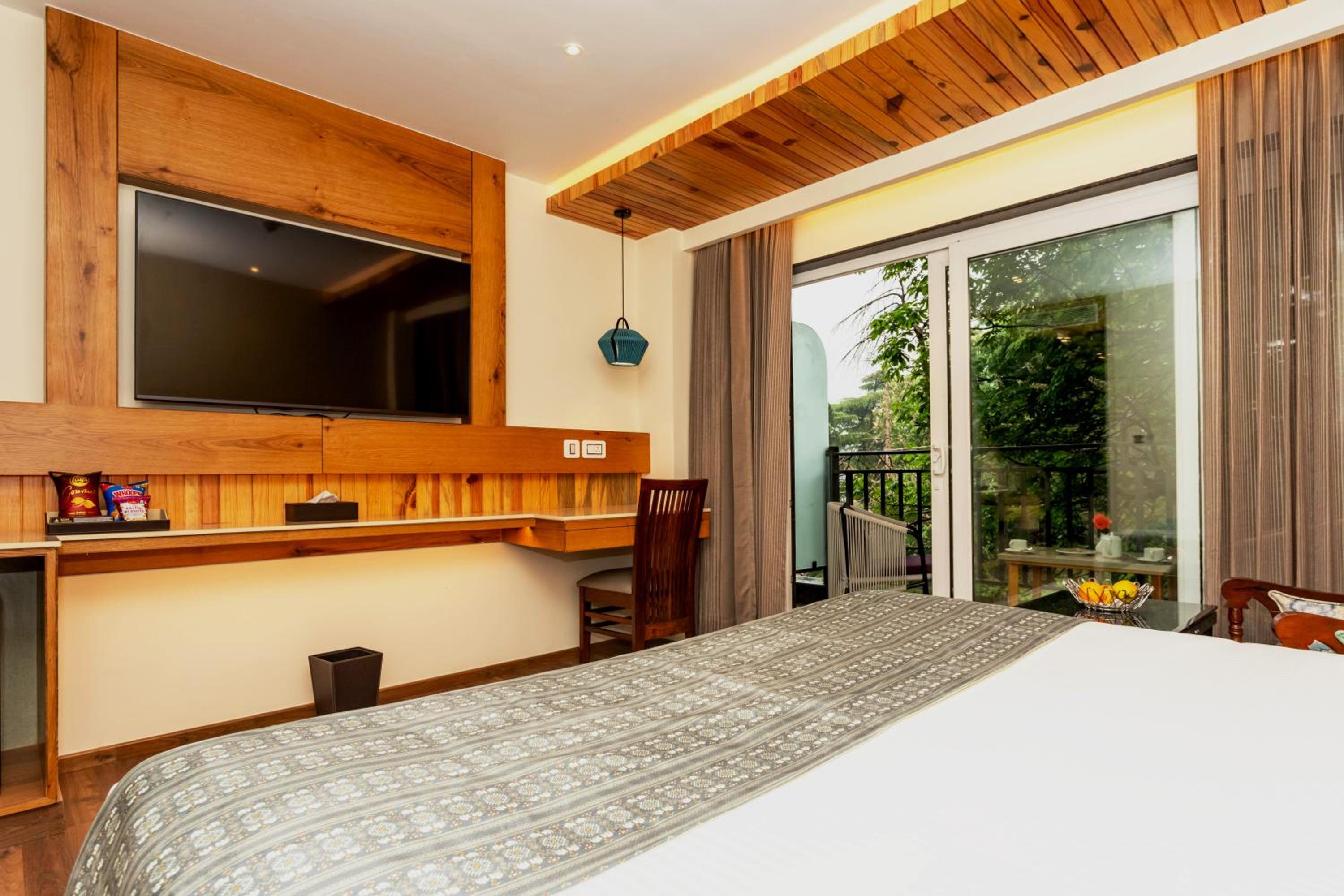 Superior Room with Balcony - Photo 17
