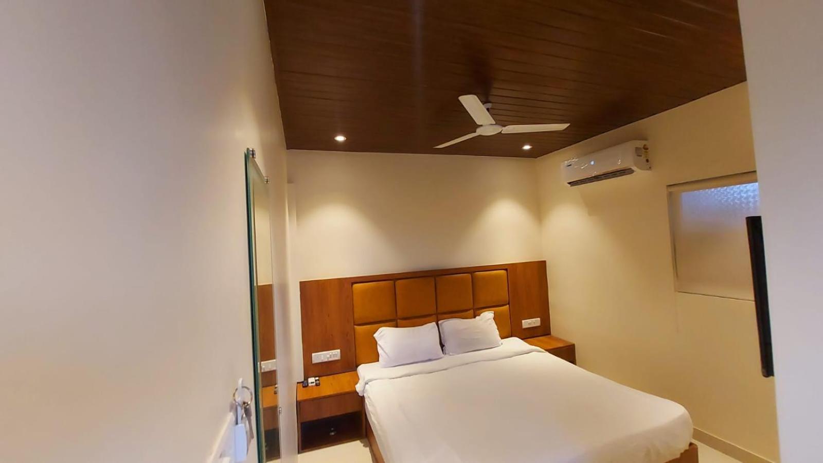 Deluxe Double Room (2 Adults + 1 Child) - Photo 9