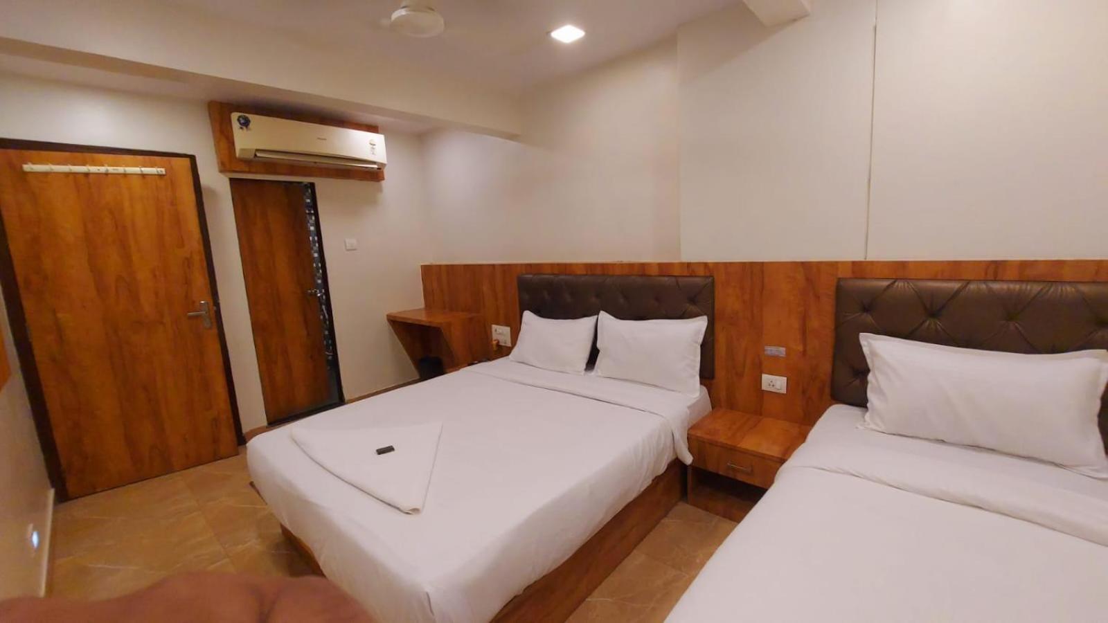 Deluxe Double Room (2 Adults + 1 Child) - Photo 8