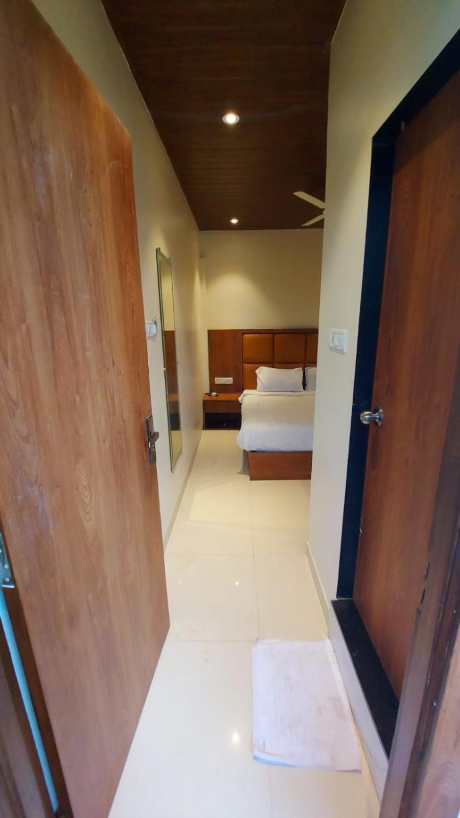 Deluxe Double Room (2 Adults + 1 Child) - Photo 6