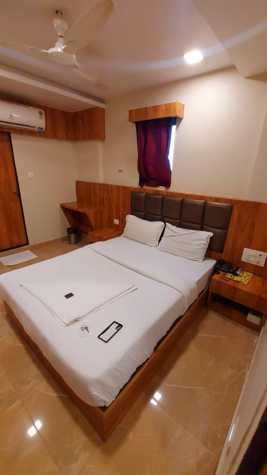 Deluxe Double Room (2 Adults + 1 Child) - Photo 5