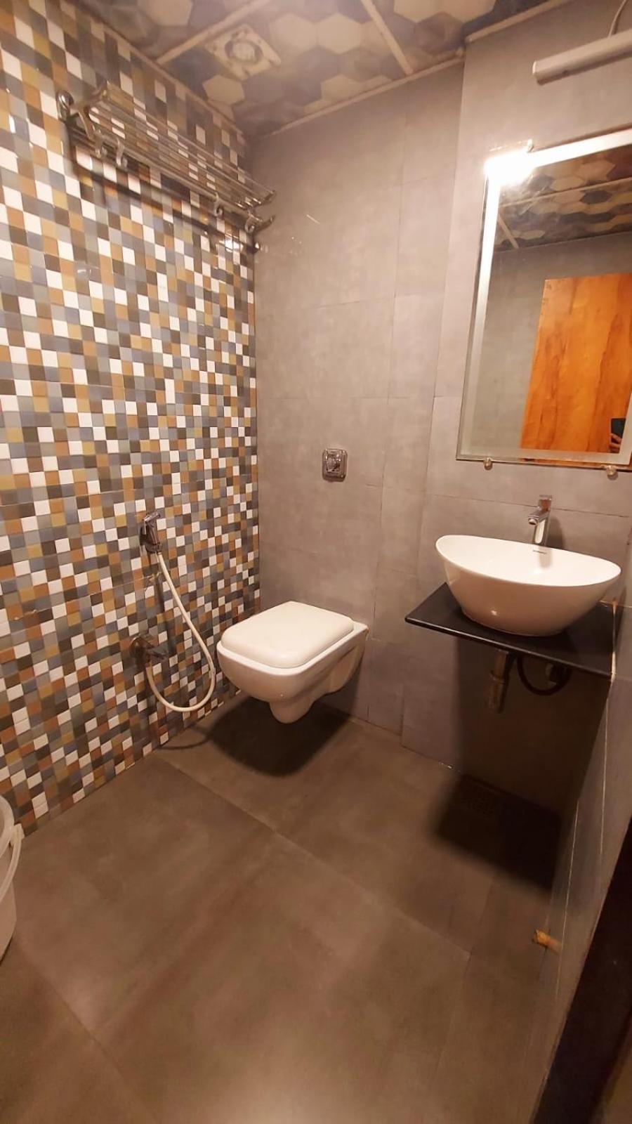 Deluxe Double Room (2 Adults + 1 Child) - Photo 3