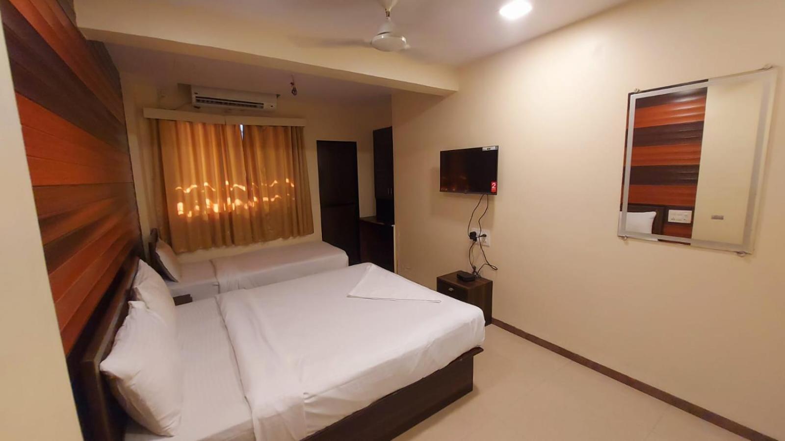 Deluxe Double Room (2 Adults + 1 Child) - Photo 16