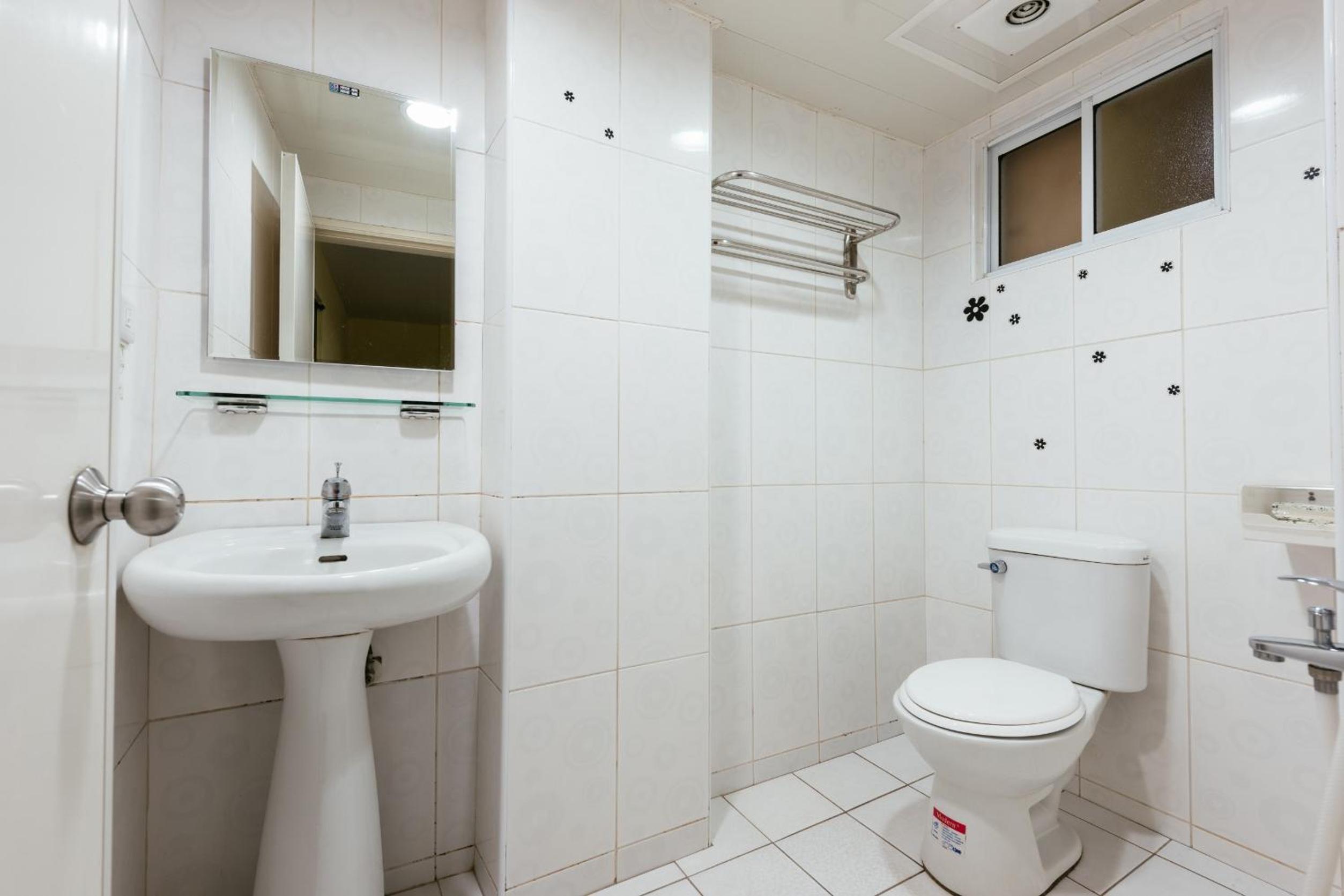 Family Room with Private Bathroom - Photo 9