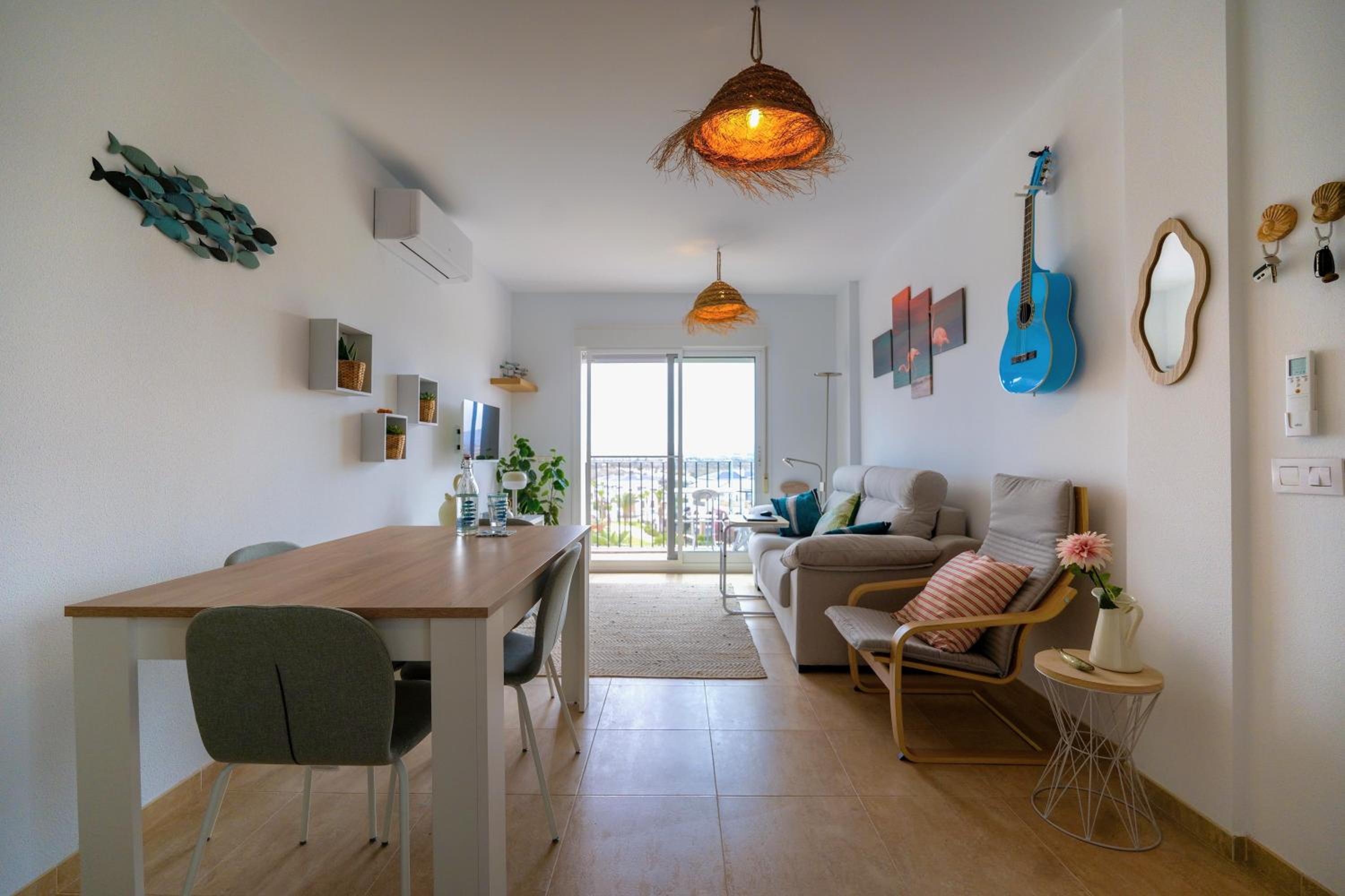 Apartamento de dos habitaciones con terraza y vista al mar