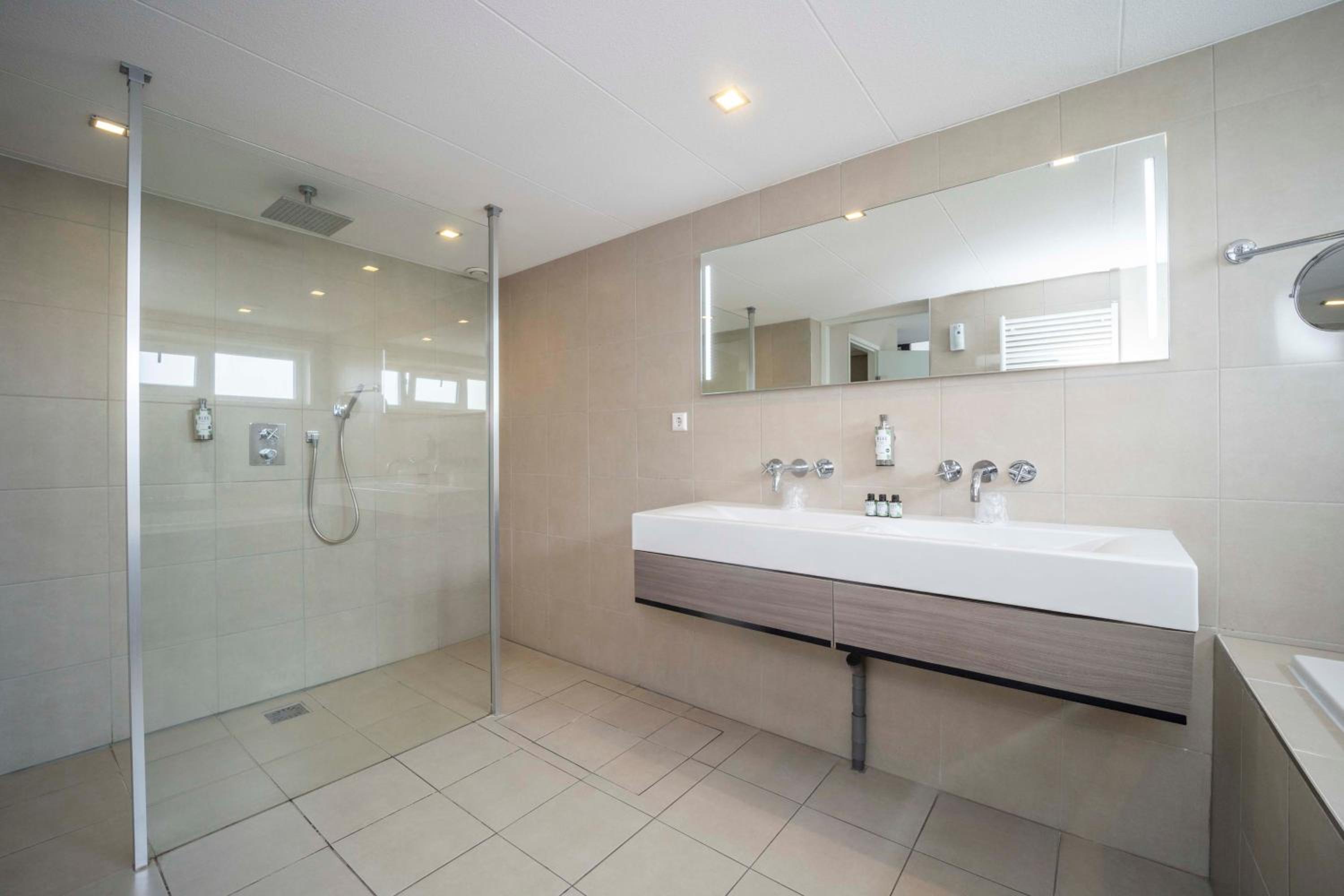 Suite - Photo 12