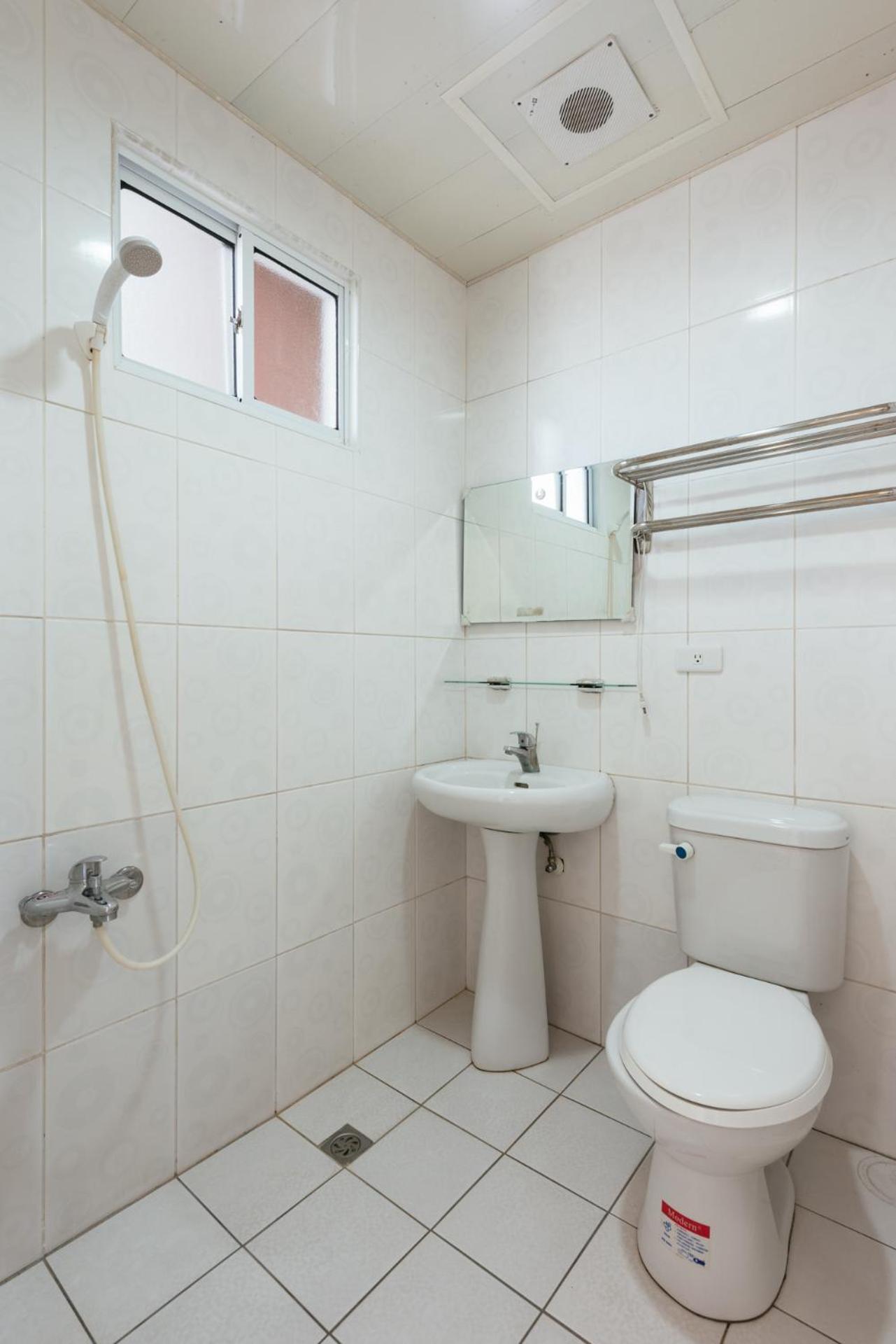 Large Double Room - Photo 6