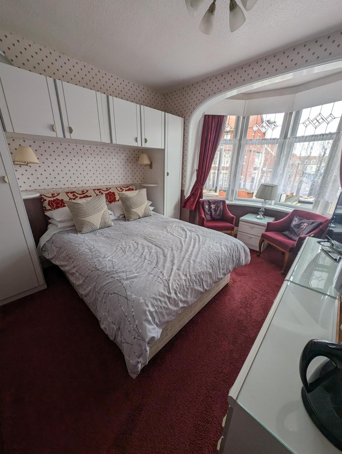 Double Room with Private Bathroom - Photo 13