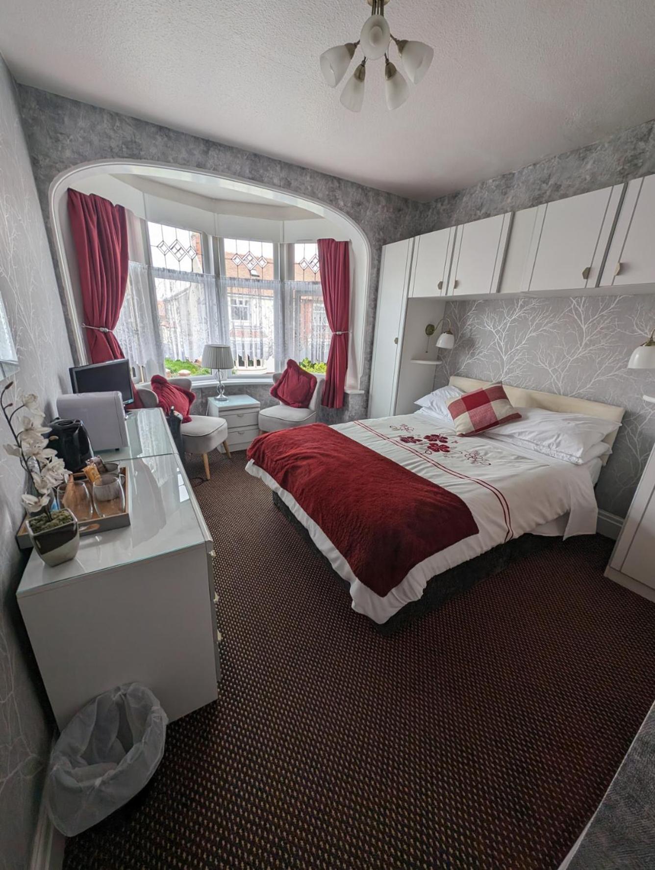 Double Room with Private Bathroom - Photo 14