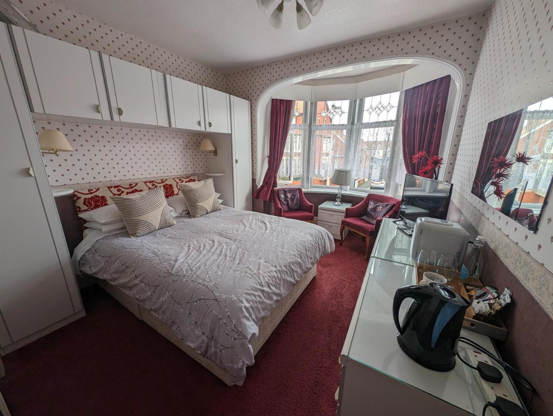 Double Room with Private Bathroom - Photo 15