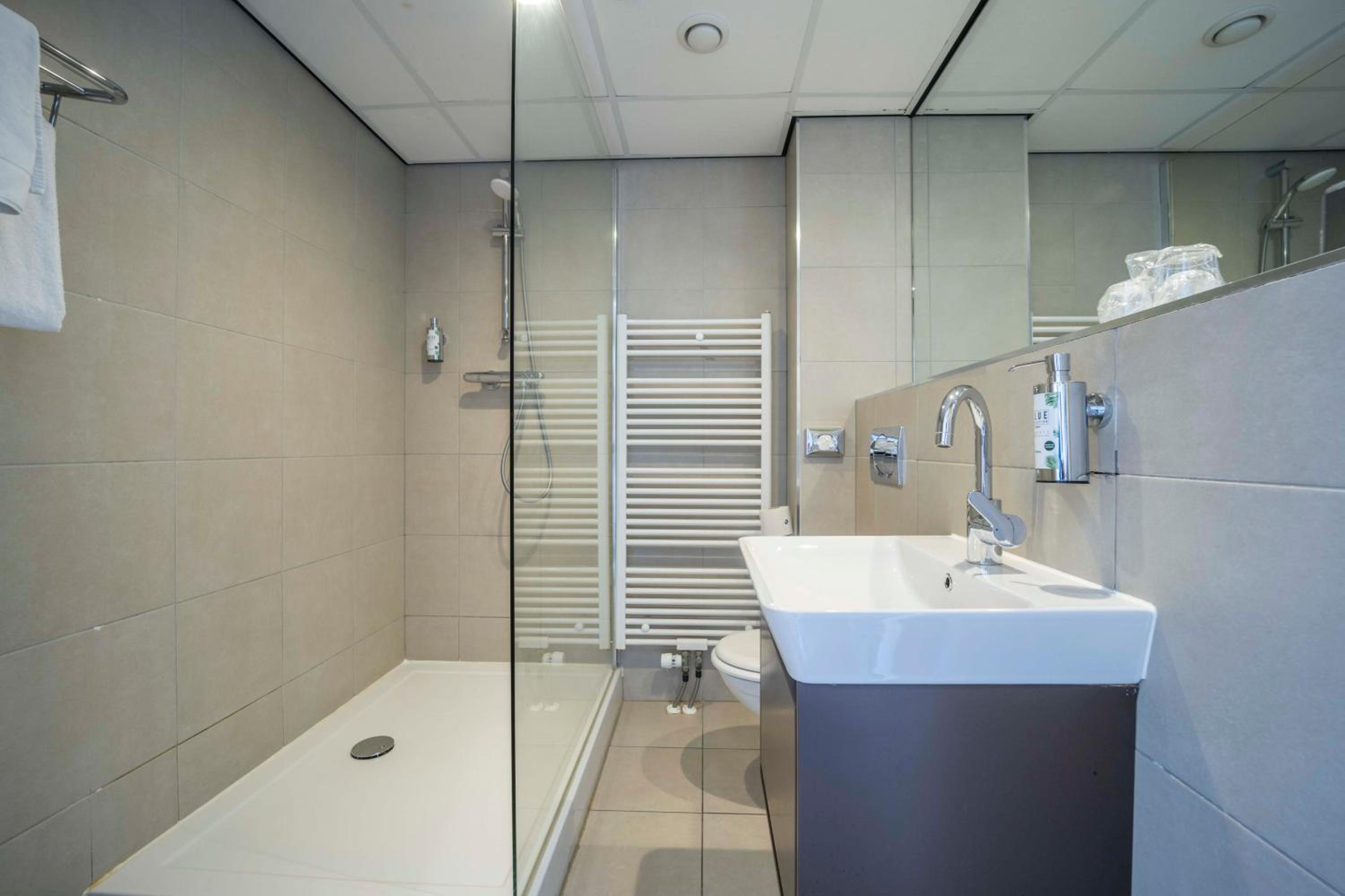 Large Comfort Double Room with Shower  photo 3