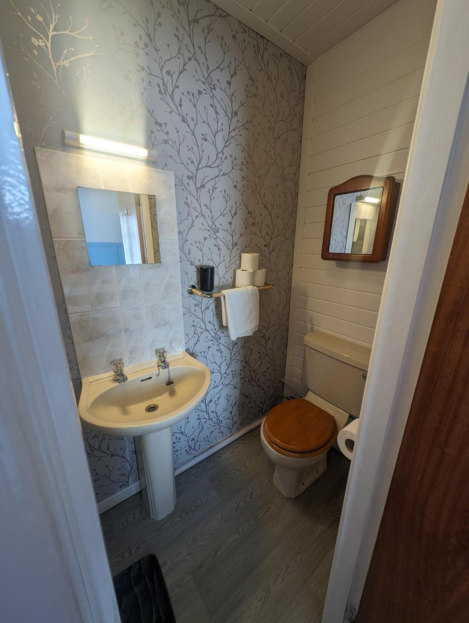 Twin Room with Private Bathroom - Photo 4