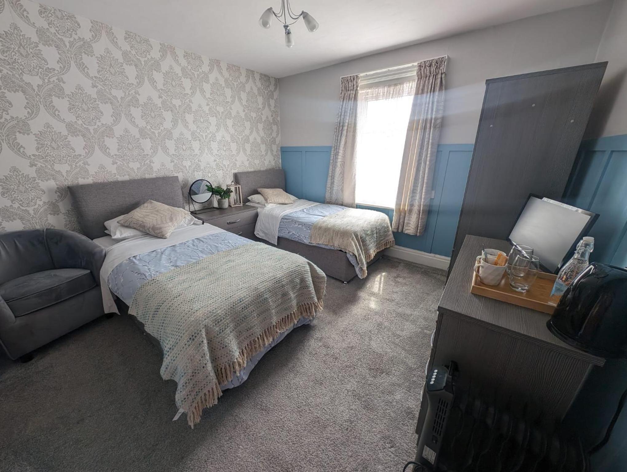 Twin Room with Private Bathroom - Photo 7