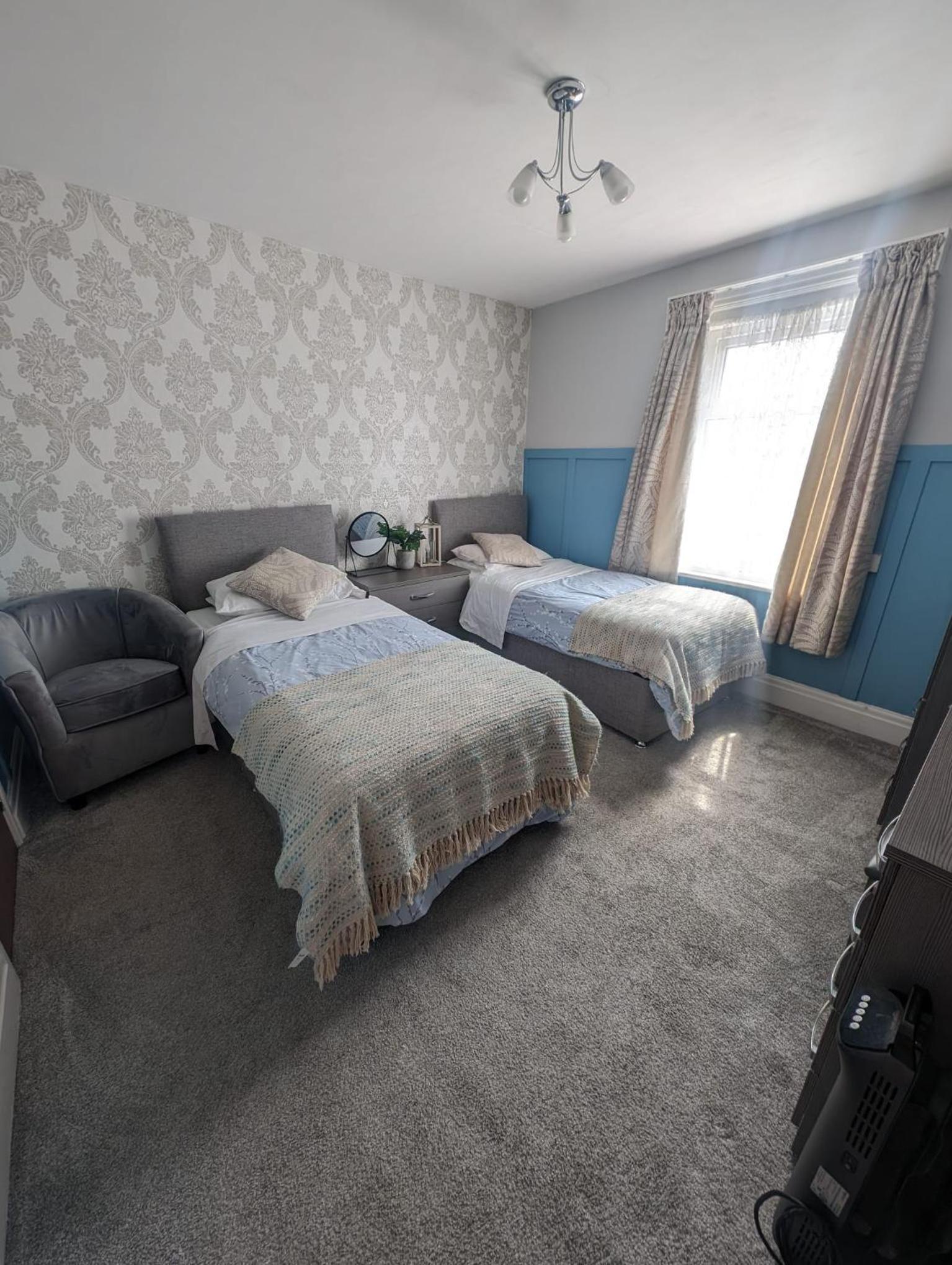 Twin Room with Private Bathroom - Photo 9