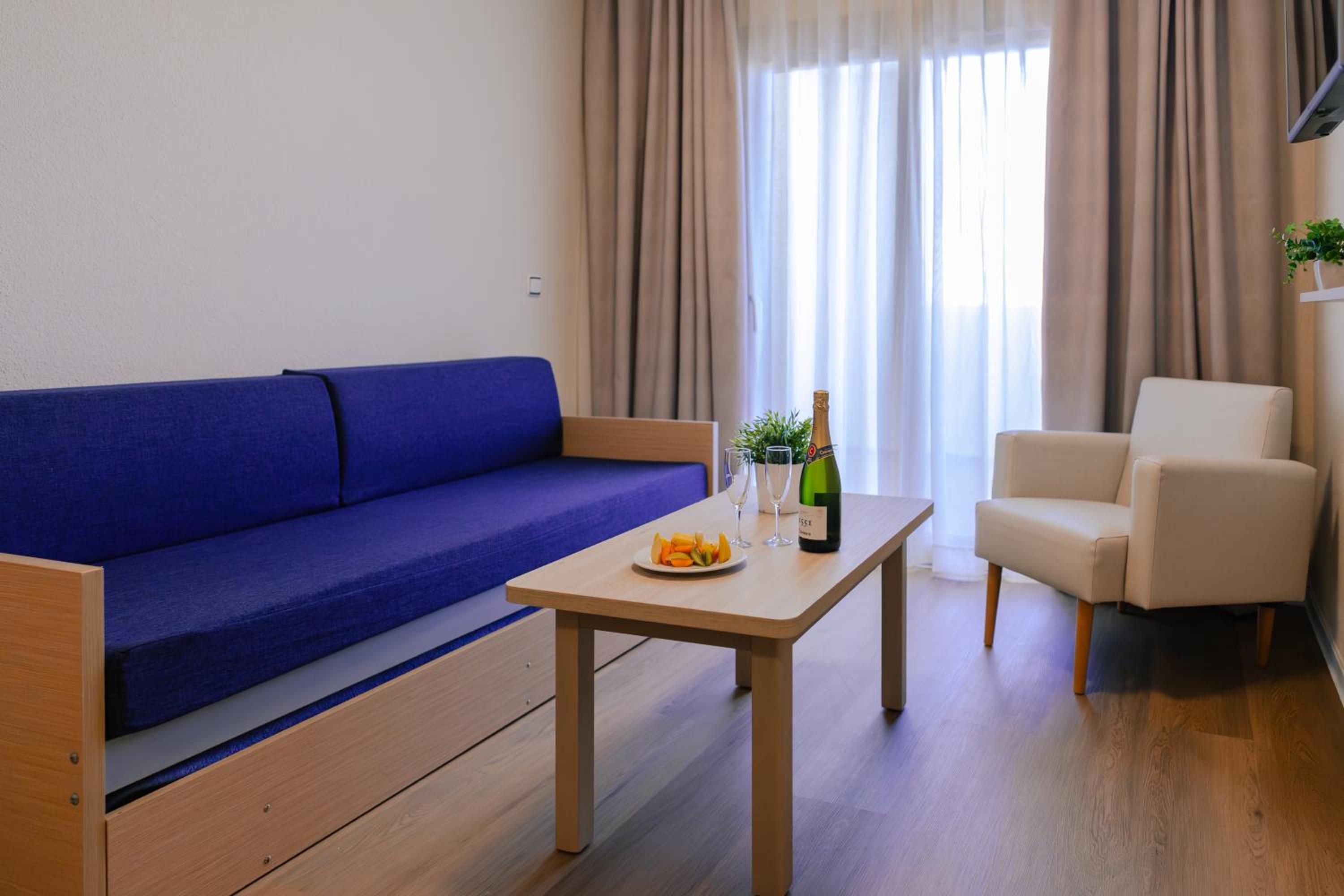 One-Bedroom Apartment with Sea View (3 Adults)