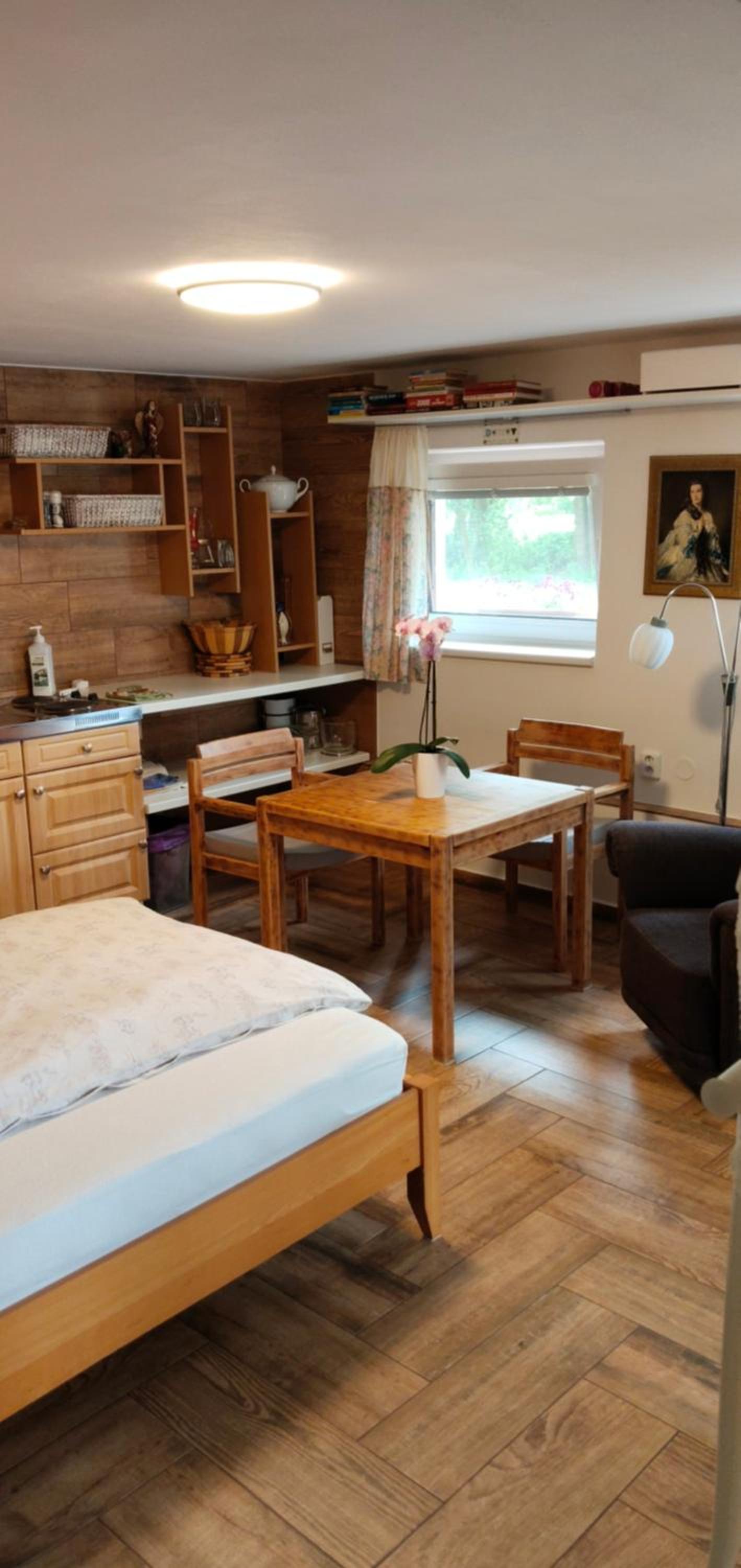 One-Bedroom Apartment photo 1