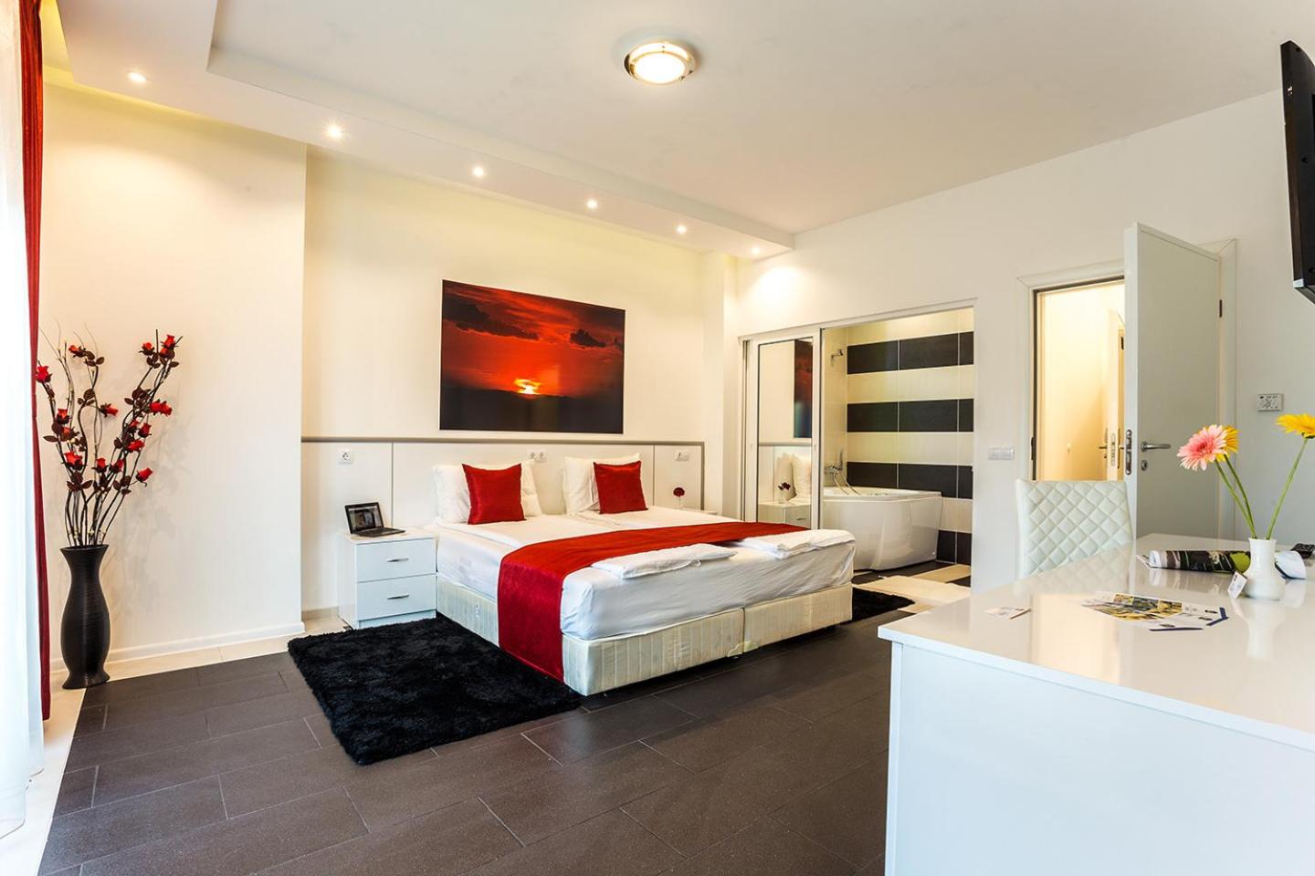 Double Room with Single Spa Bath - Photo 3