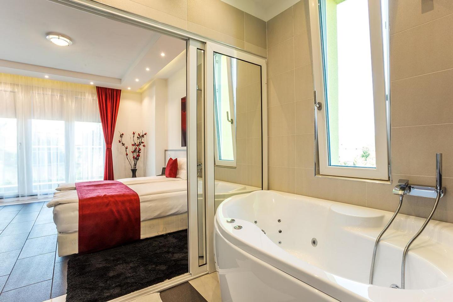Double Room with Single Spa Bath - Photo 1
