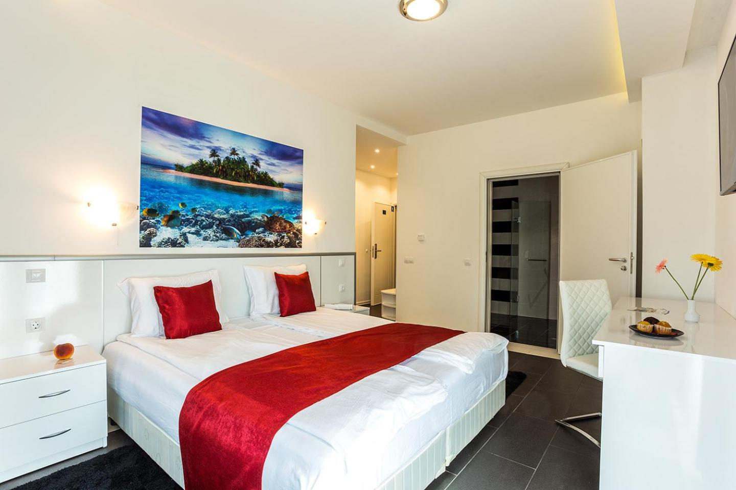 Double Room with Single Spa Bath - Photo 6