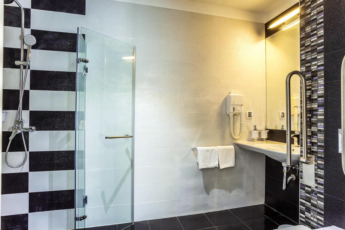 Double Room with Single Spa Bath - Photo 11