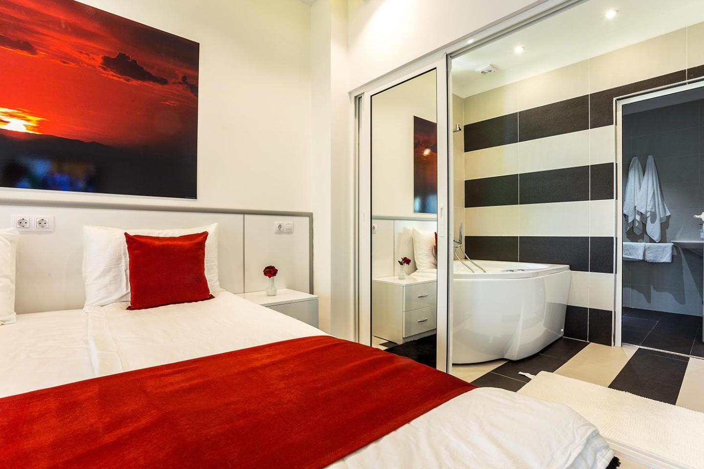 Double Room with Single Spa Bath - Photo 10