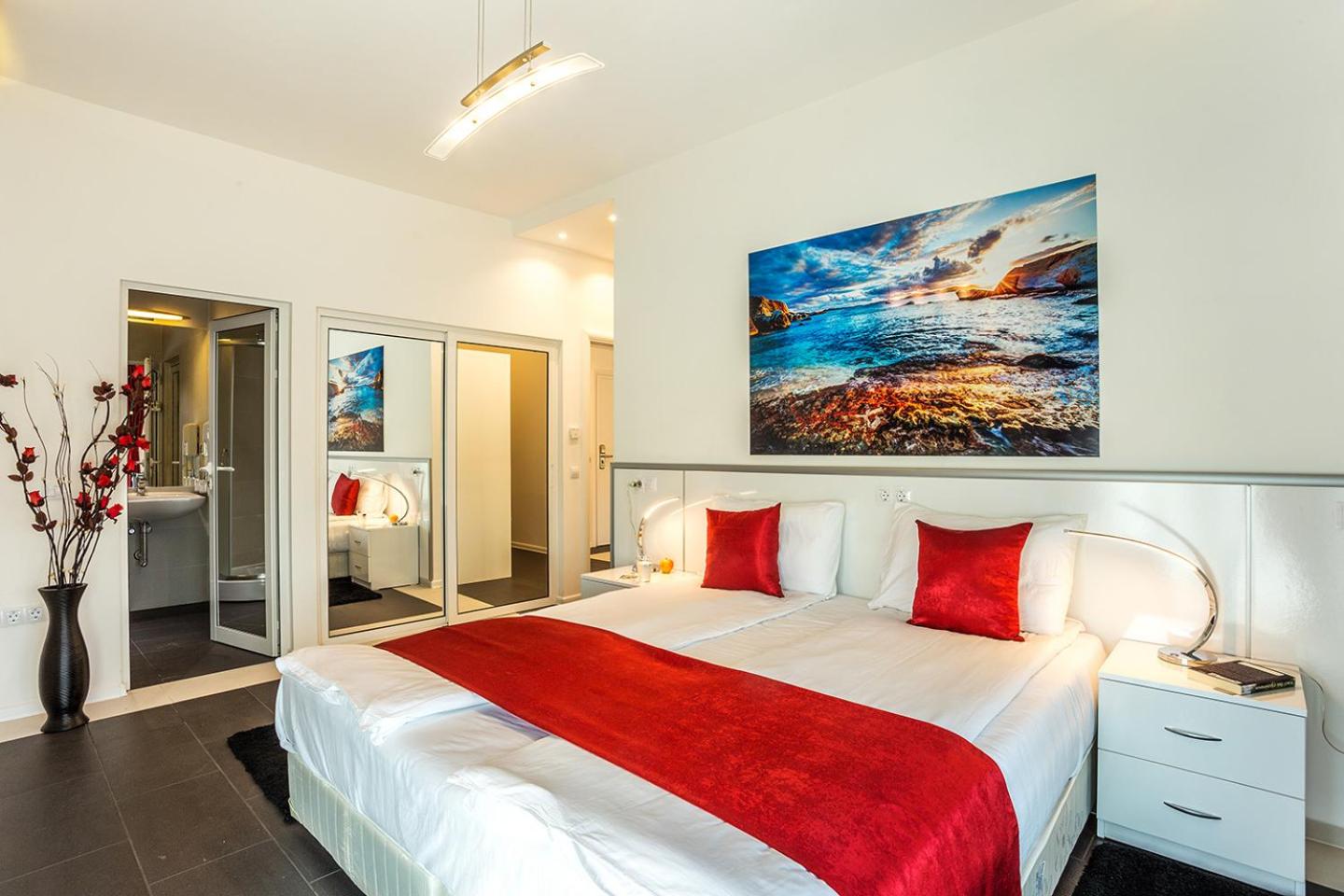 Double Room with Single Spa Bath - Photo 12