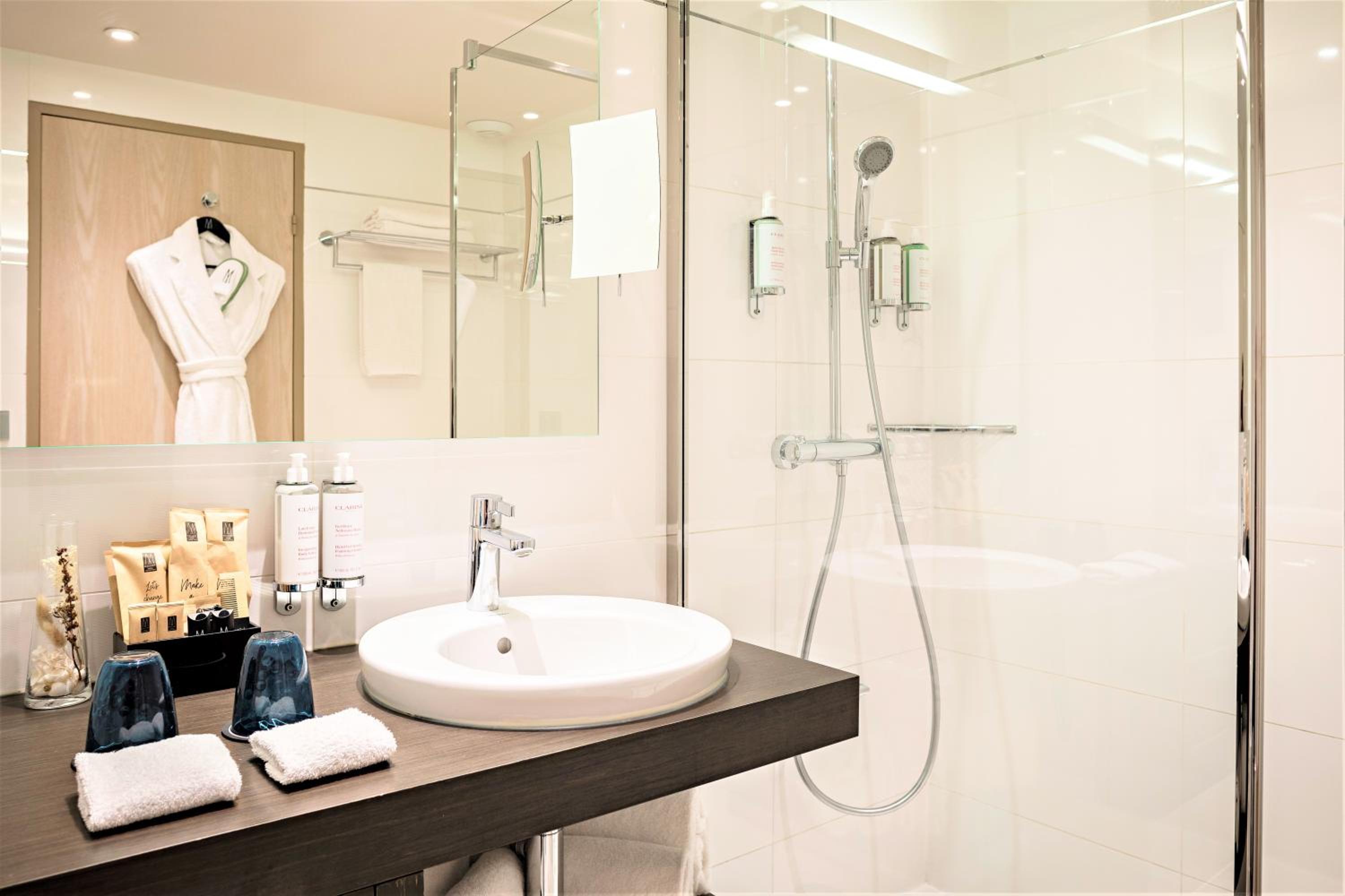 Deluxe Queen Room with Balcony - Photo 3