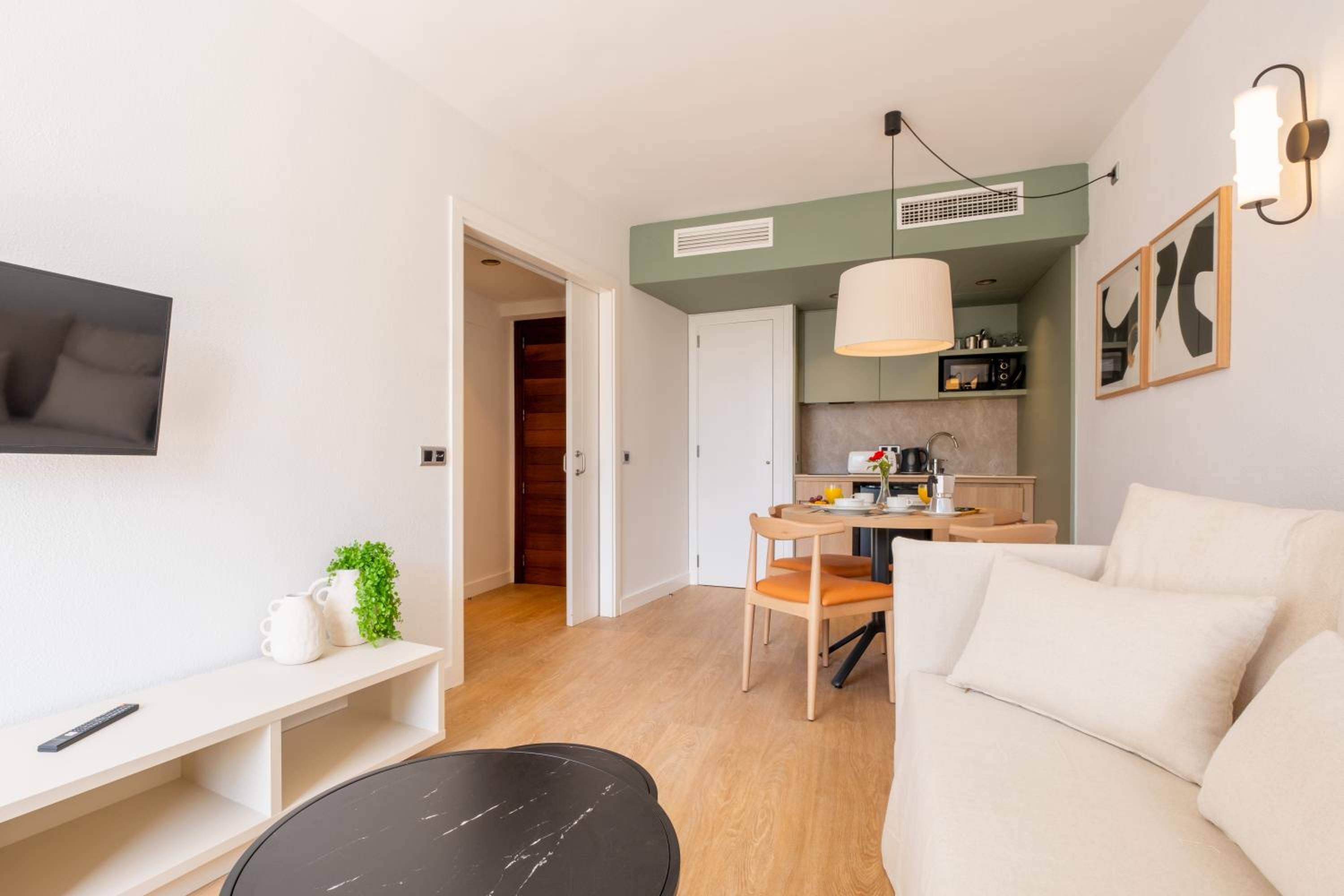 Apartamento de una habitación con comodidades.