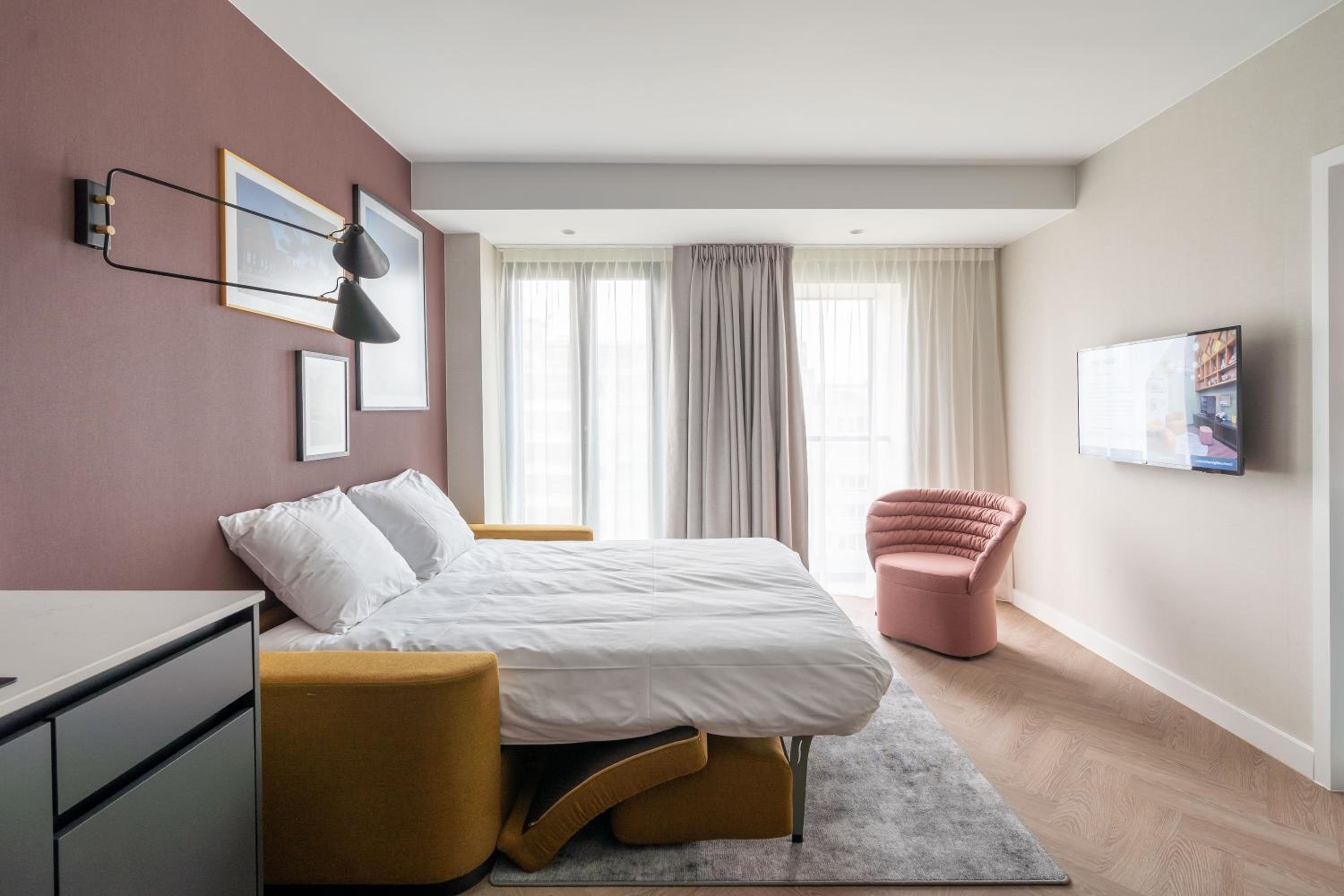 Extra Large 1 Bedroom Apartment with Sofa Bed - Photo 5