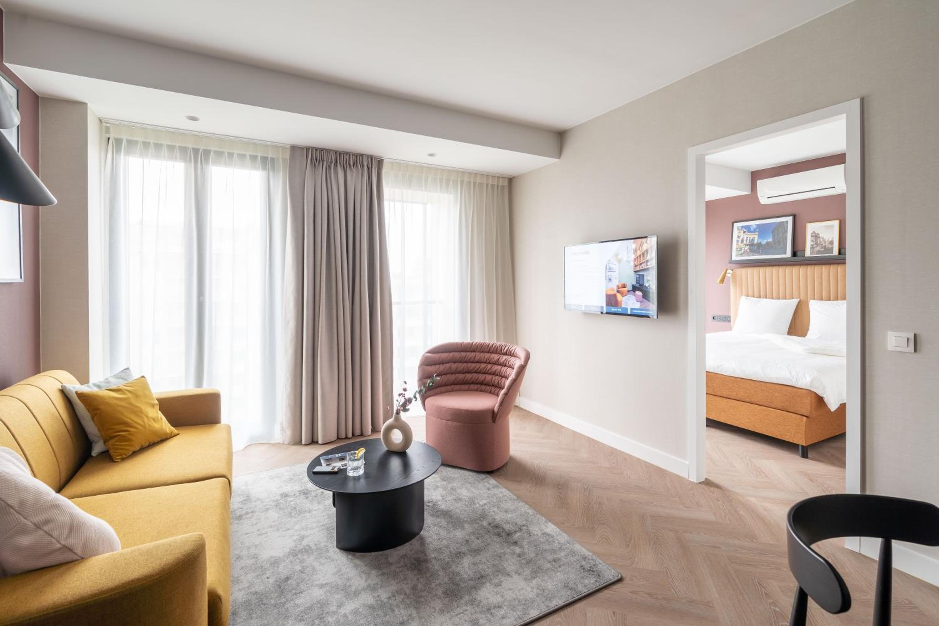 Extra Large 1 Bedroom Apartment with Sofa Bed - Photo 6