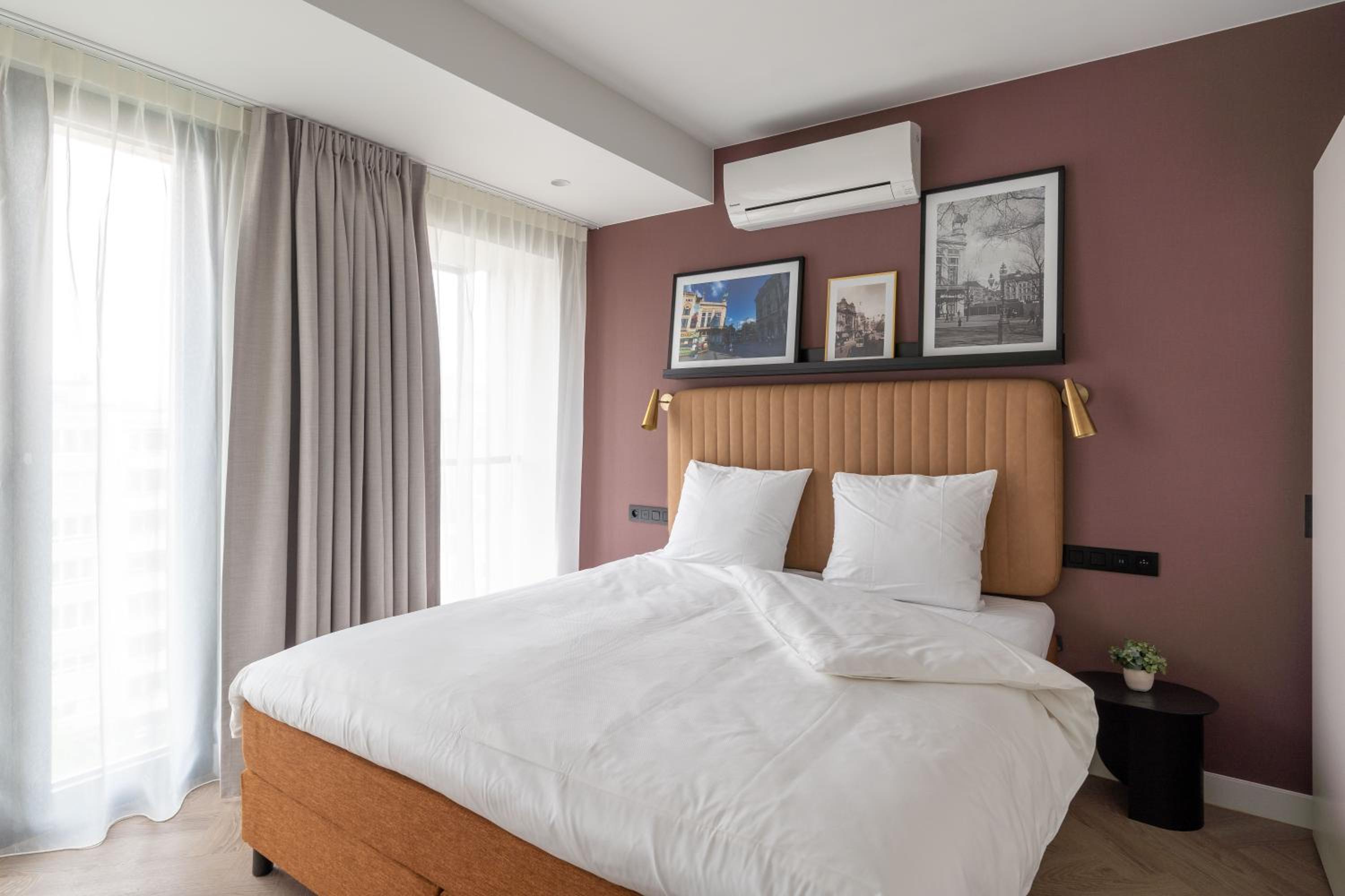 Extra Large 1 Bedroom Apartment with Sofa Bed - Photo 2