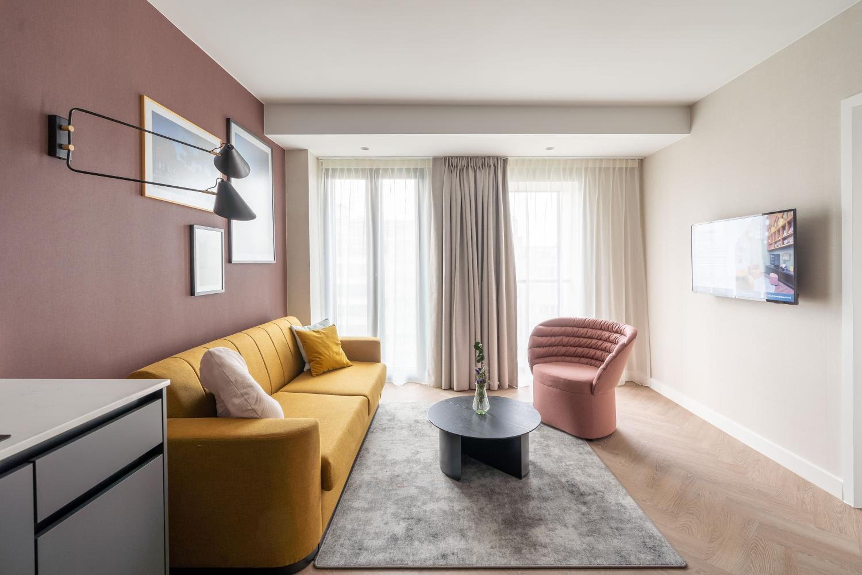 Extra Large 1 Bedroom Apartment with Sofa Bed - Photo 1