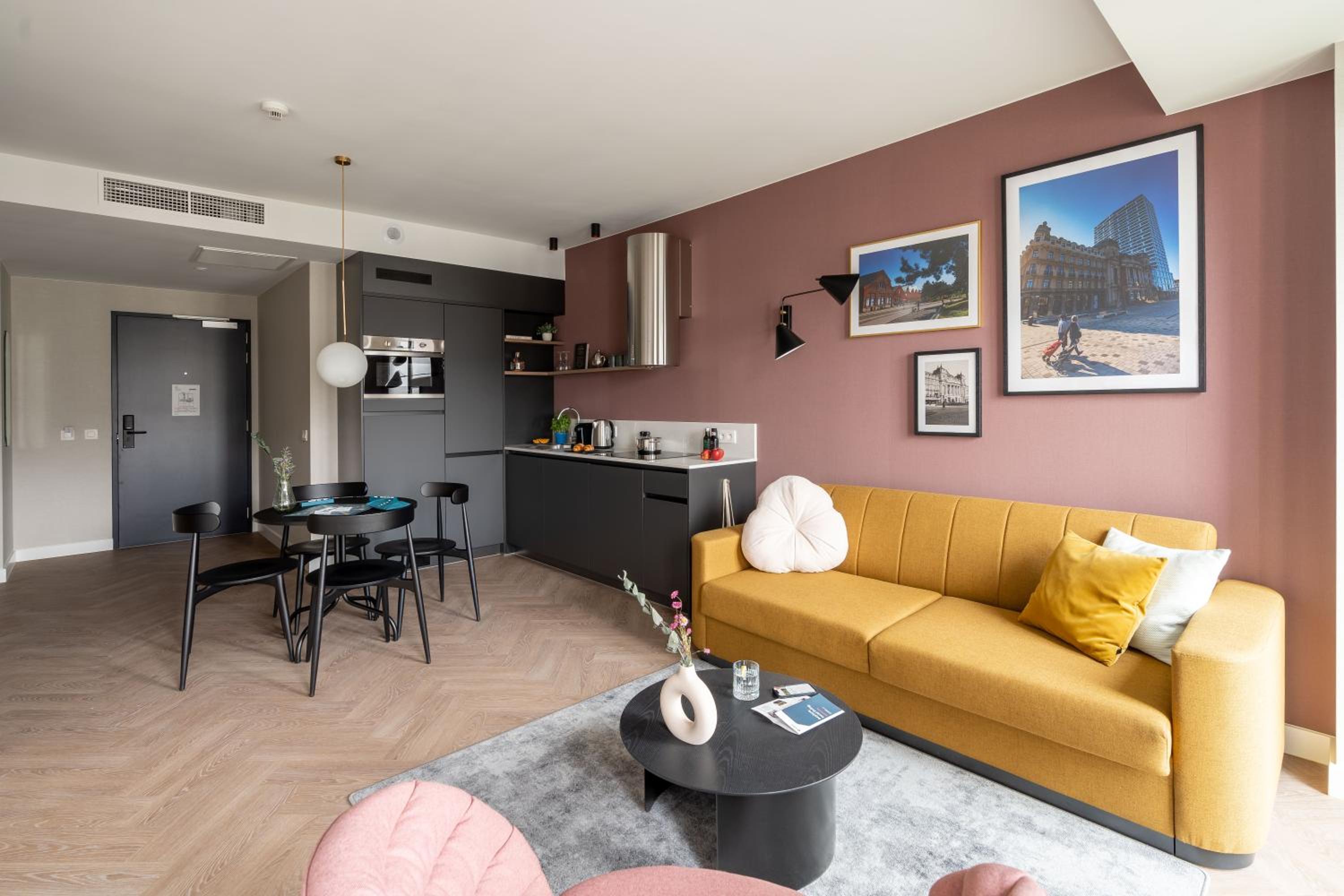 Extra Large 1 Bedroom Apartment with Sofa Bed - Photo 4