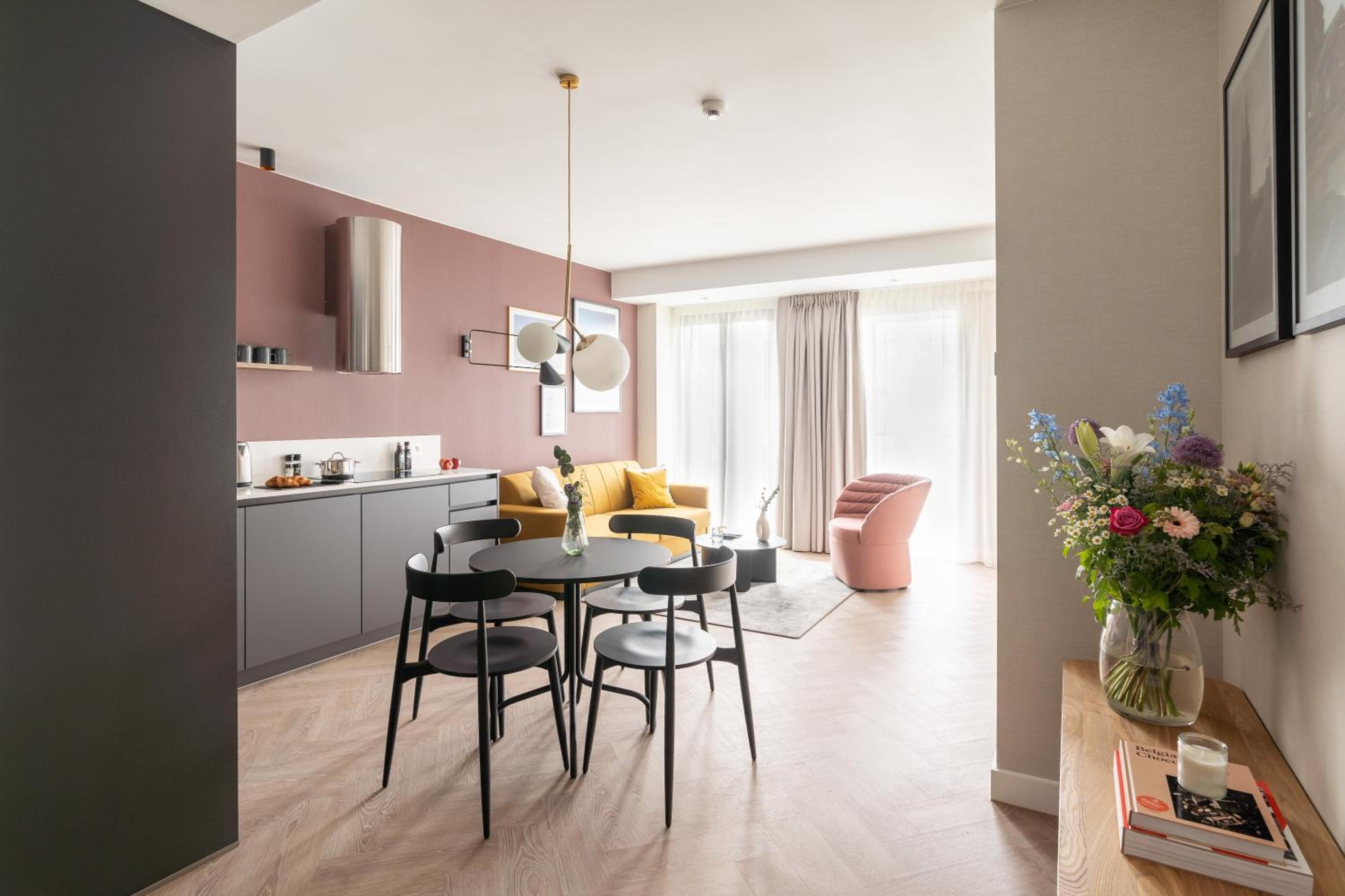Extra Large 1 Bedroom Apartment with Sofa Bed - Photo 3