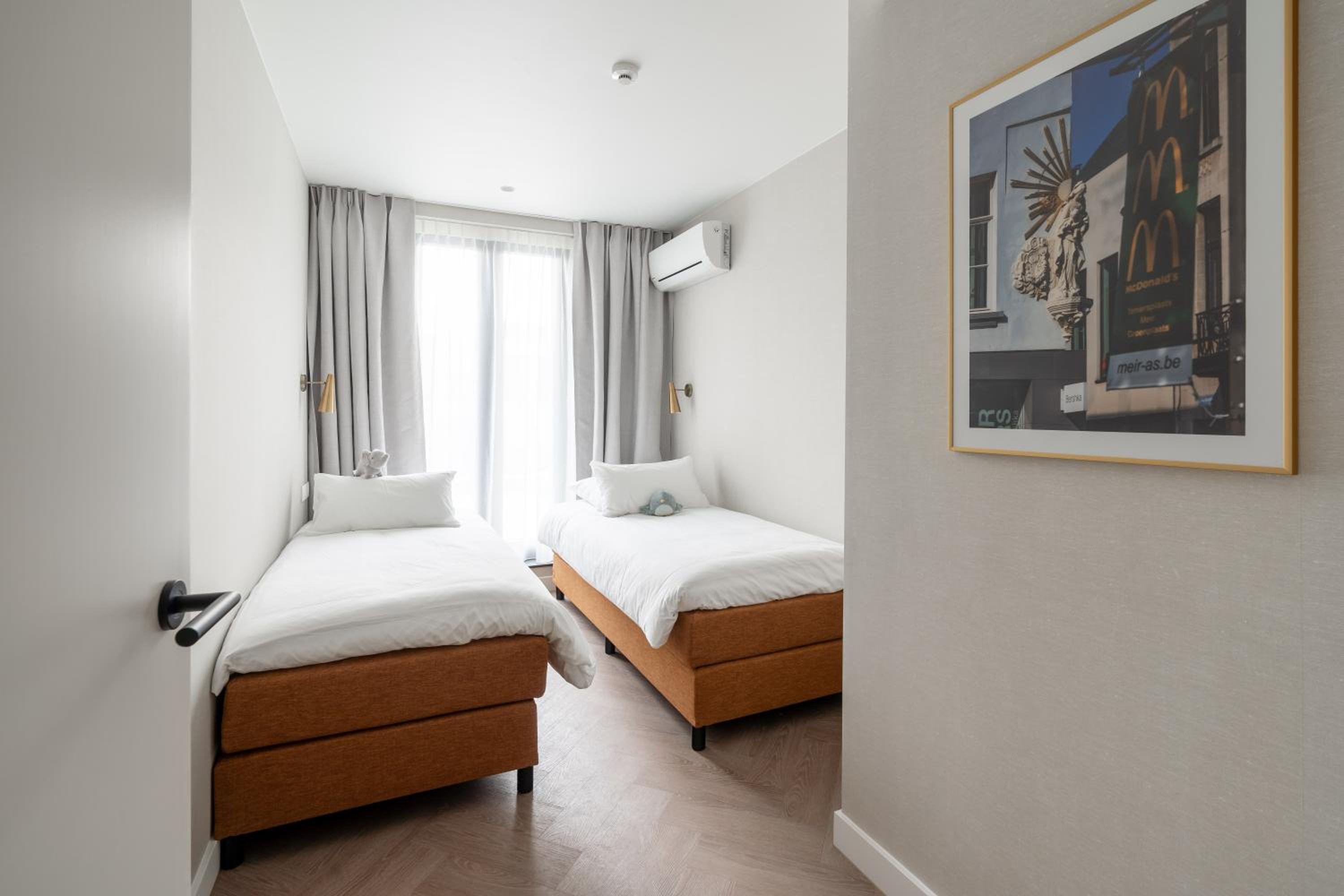 Large 2 Bedroom Apartment with Terrace and Sofa Bed - Photo 9