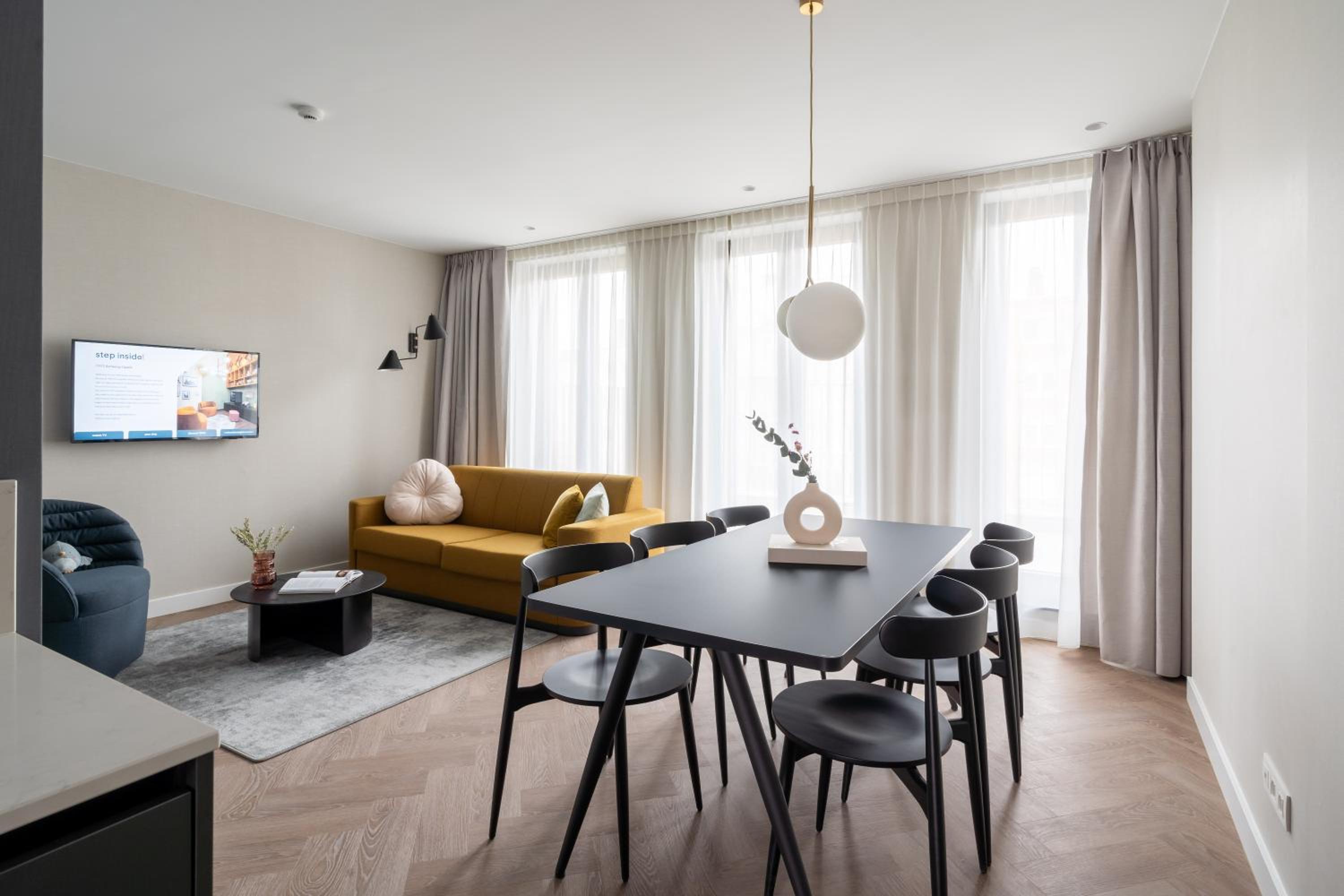 Large 2 Bedroom Apartment with Terrace and Sofa Bed - Photo 1