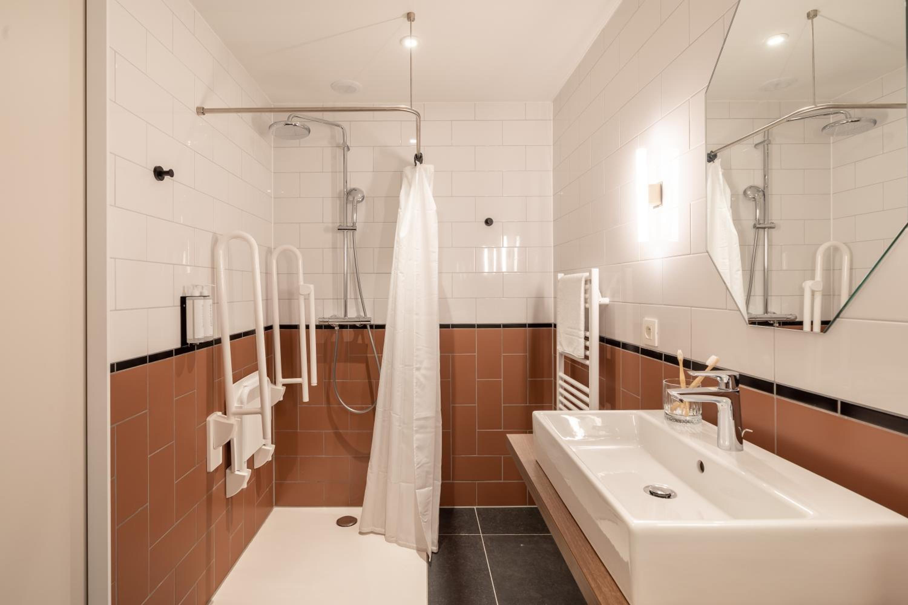 Large 1 Bedroom Apartment with Sofa Bed- Accessible - Photo 1