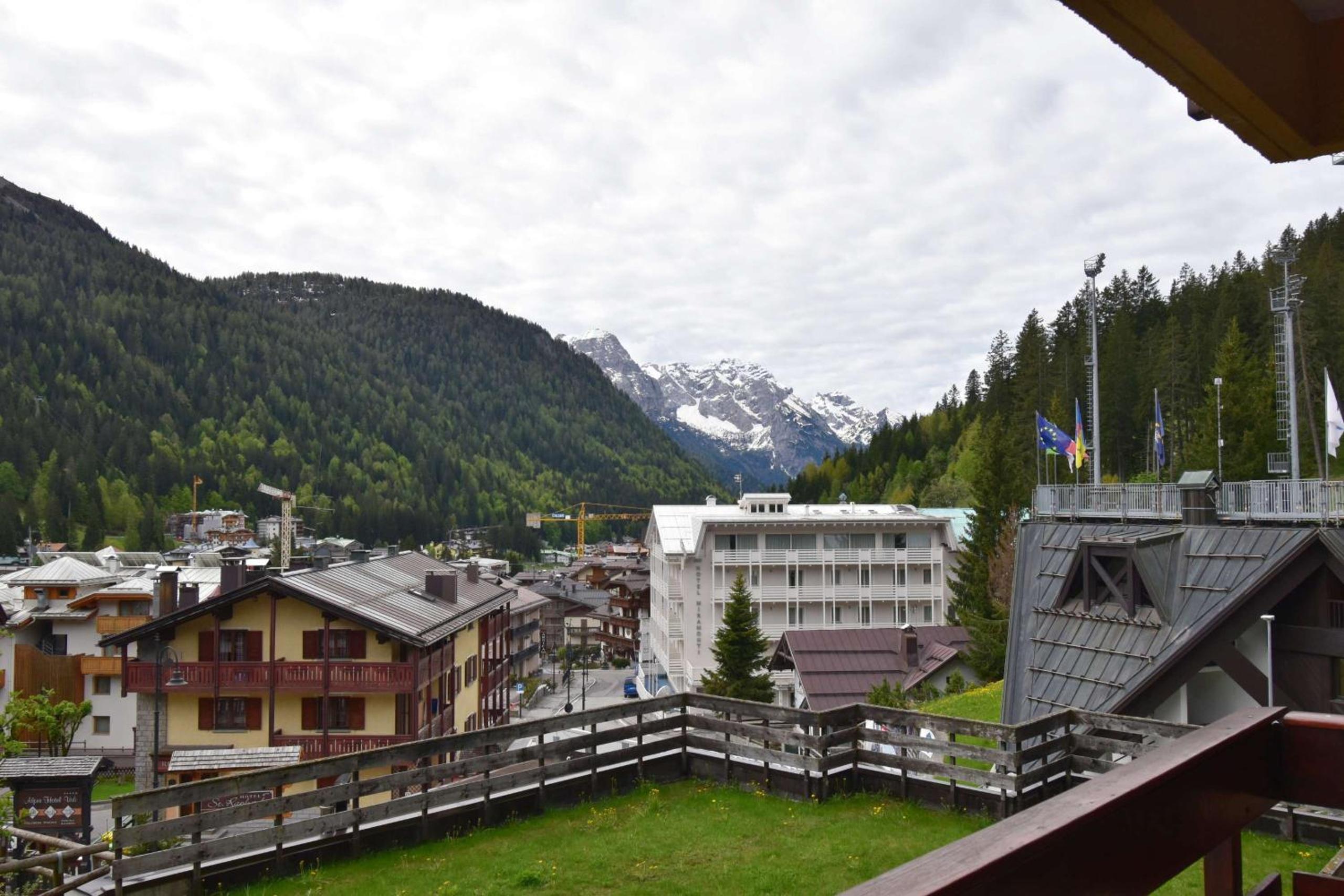 Two-Bedroom Apartment with Mountain View photo 2