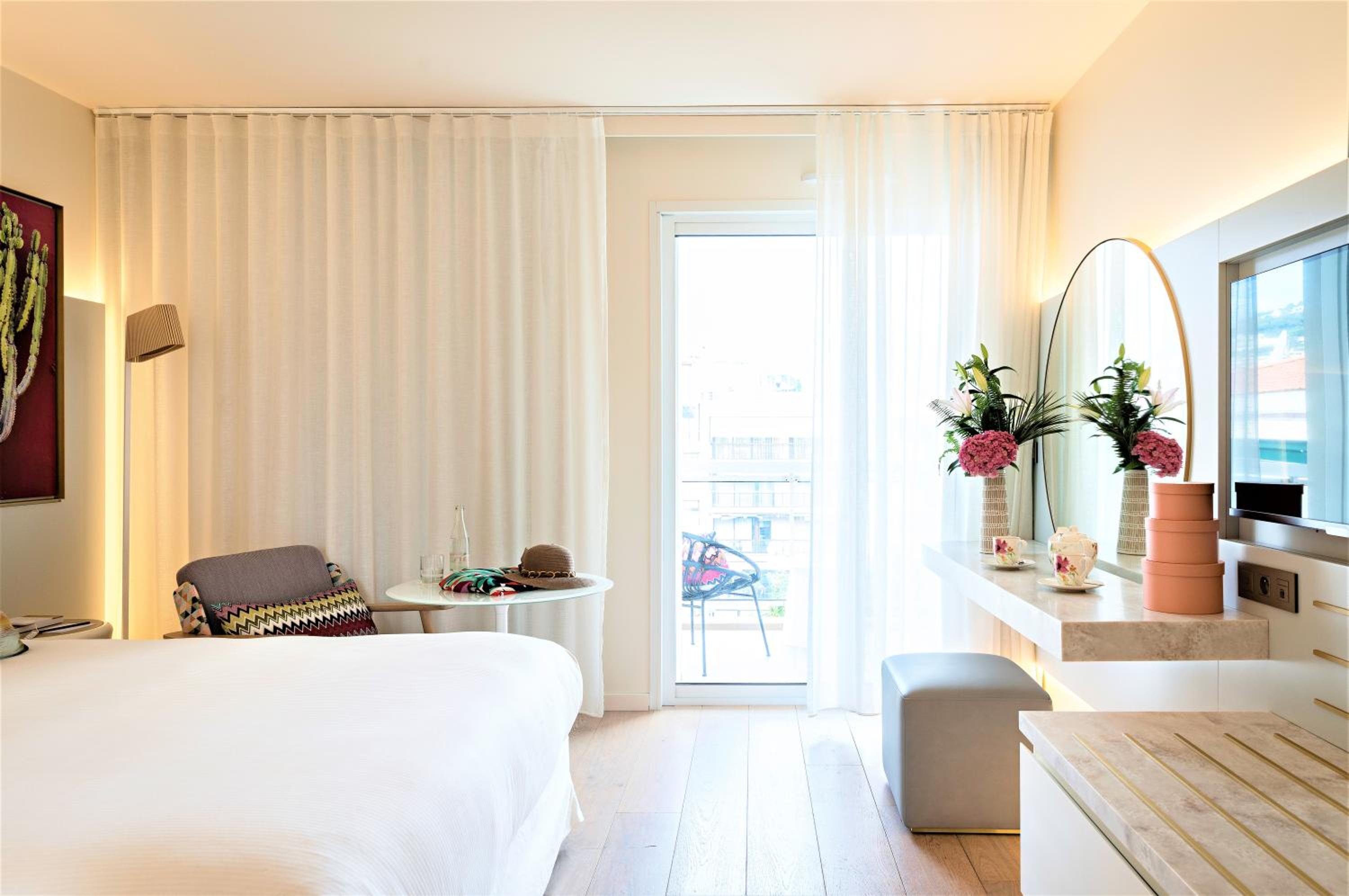 Deluxe Queen Room with Balcony - Photo 11