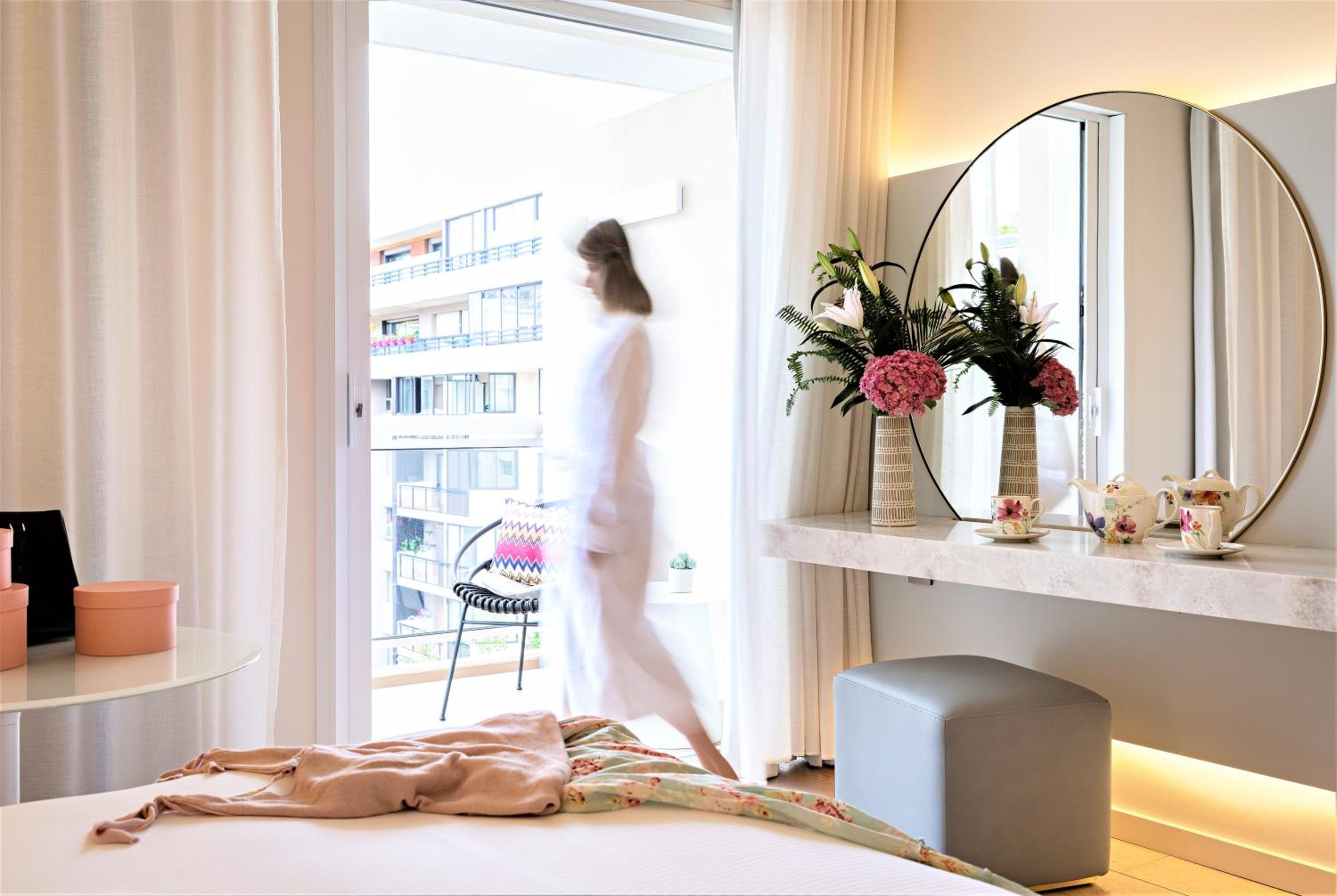 Deluxe Queen Room with Balcony - Photo 6