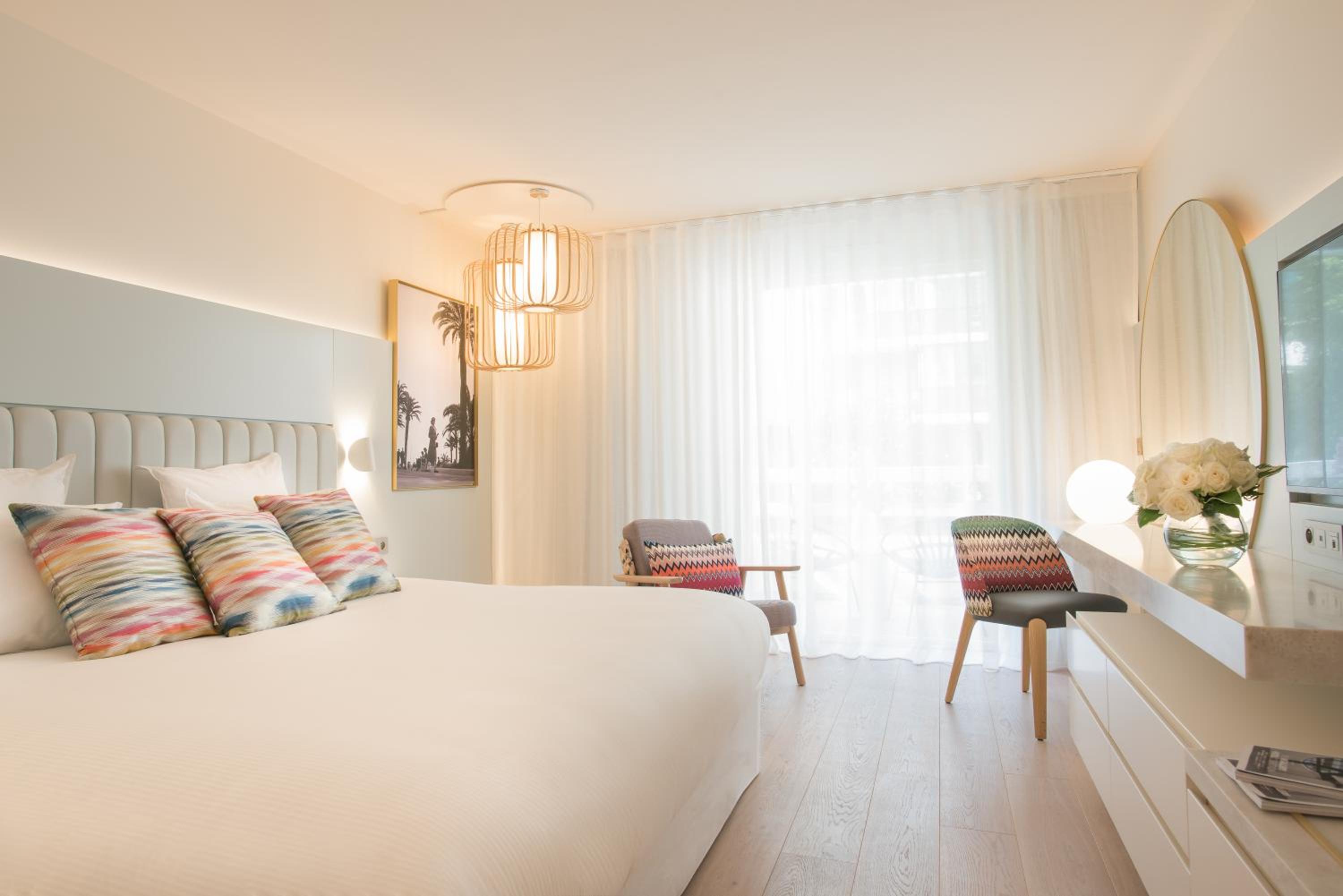 Deluxe Queen Room with Balcony - Photo 7